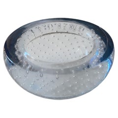 Kunstglasschale / Aschenbecher im Mid-Century-Modern-Stil, „Controlled Bubble Blue“