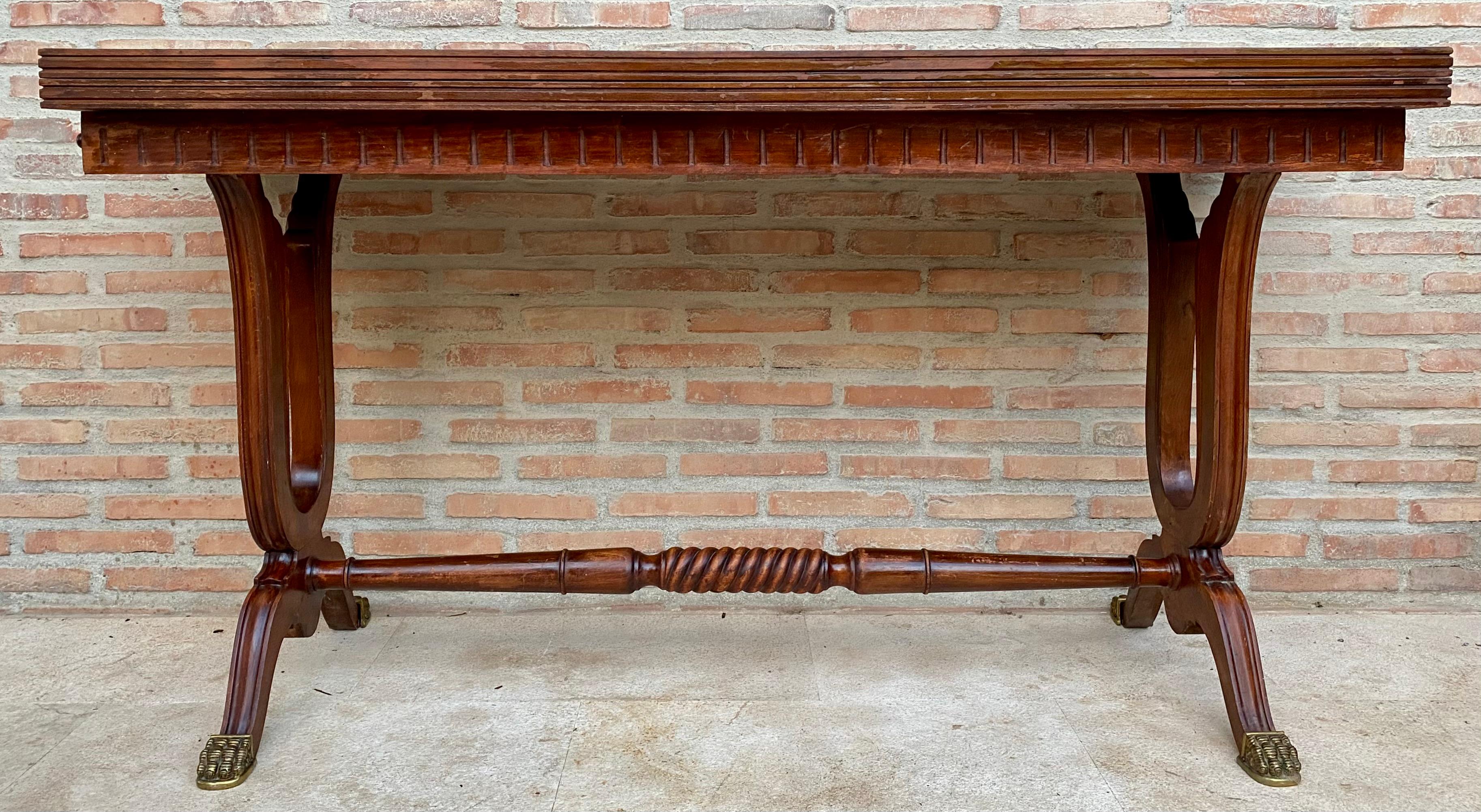 Table de salle à manger transformable, moderne du milieu du siècle, avec pieds griffes et plateau rabattable.

Vous pouvez utiliser la table comme table de console ou table de salle à manger. La table est dotée d'un mécanisme qui permet de déplier