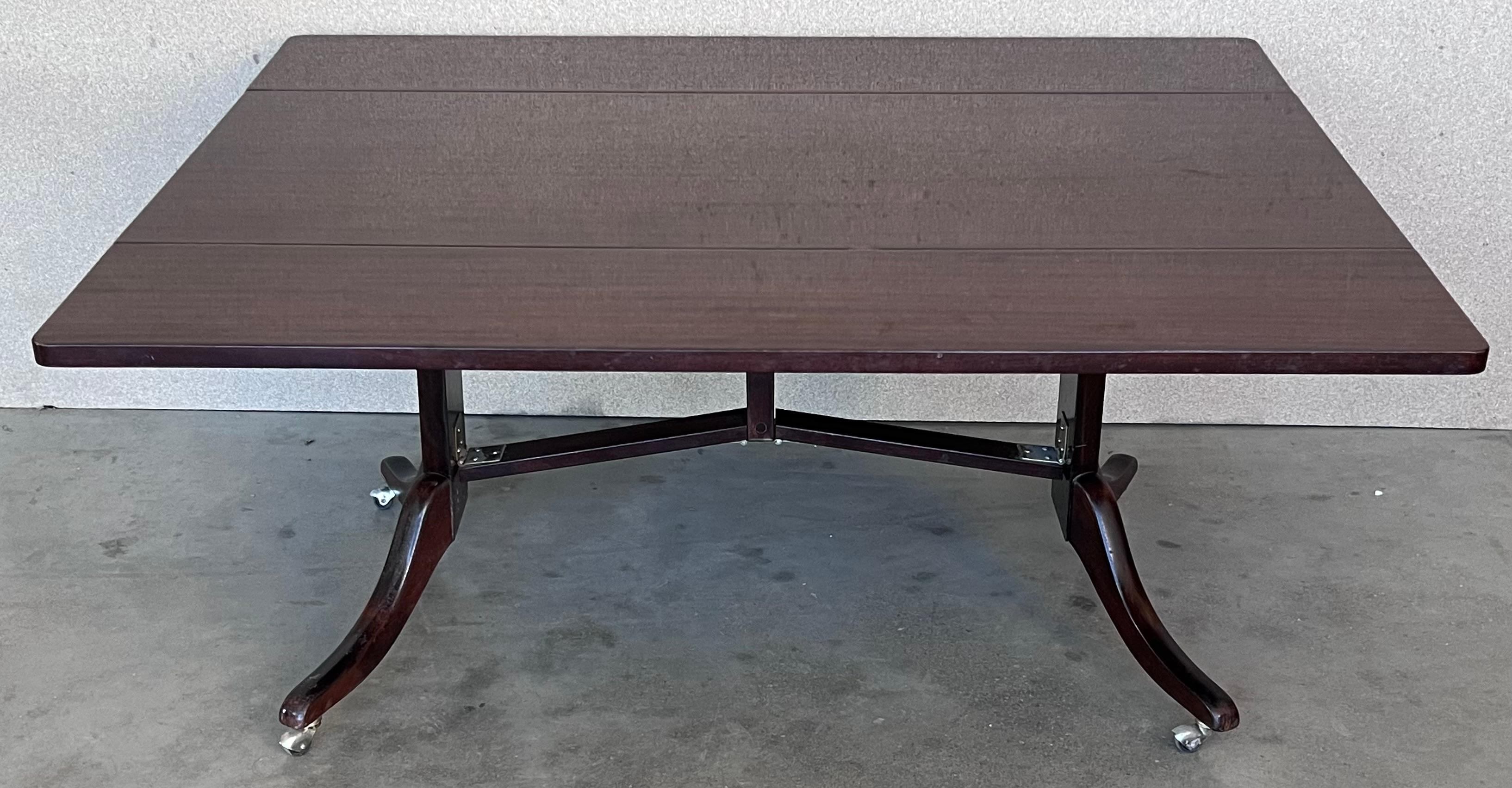 Table de salle à manger convertible et relevable avec feuilles pliantes. 

Vous pouvez utiliser cette table comme une table basse ou une table de salle à manger. La table a un mécanisme moderne breveté de cette période qui permet de monter et