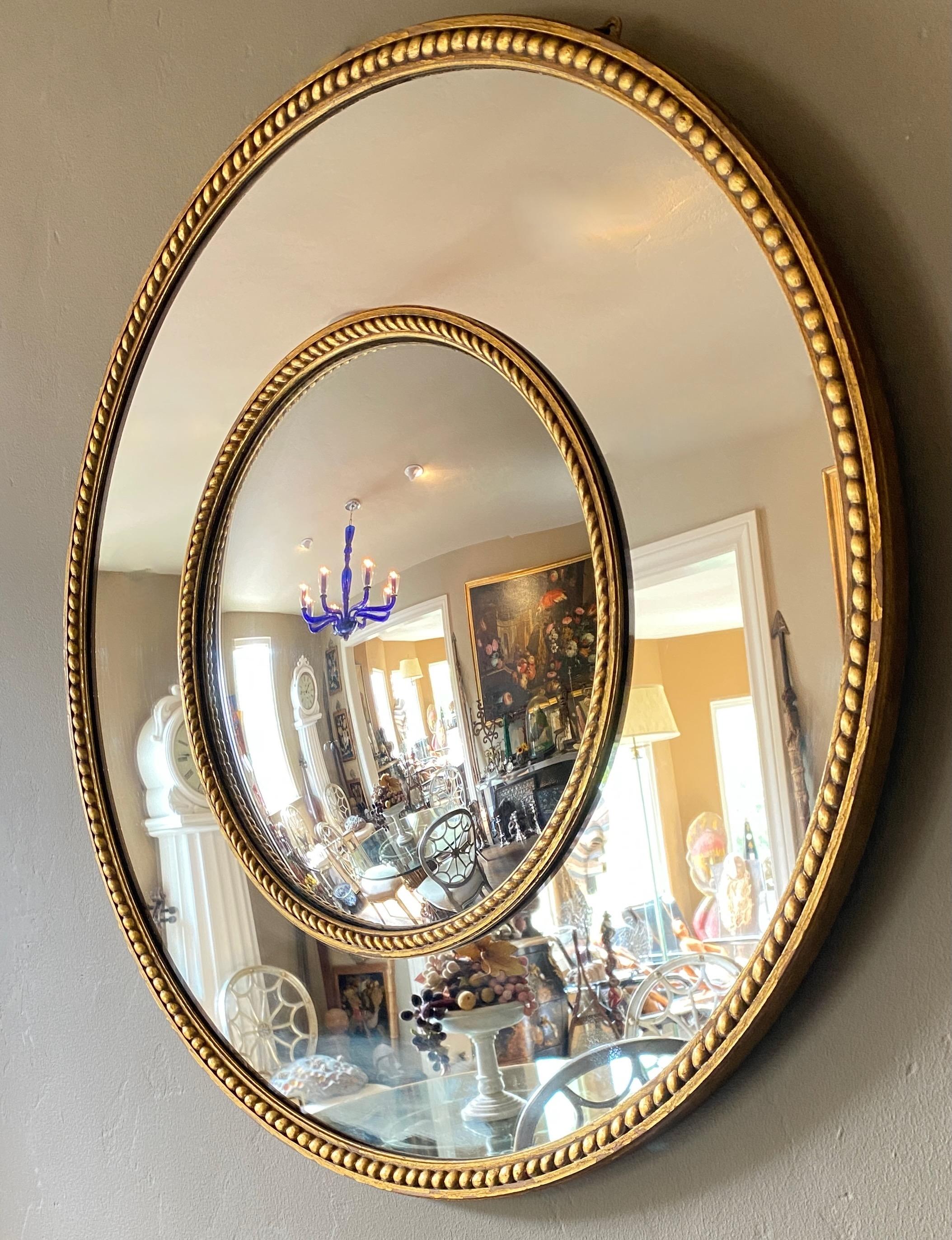 Ein konvexer Spiegel aus der Mitte des Jahrhunderts aus Holz und mit goldenem Gesso-Rahmen. Die Mitte ist konvex, die Seitenteile sind flache Spiegel.
In ausgezeichnetem Vintage-Zustand.
Amerikanisch 1950er-1960er Jahre.