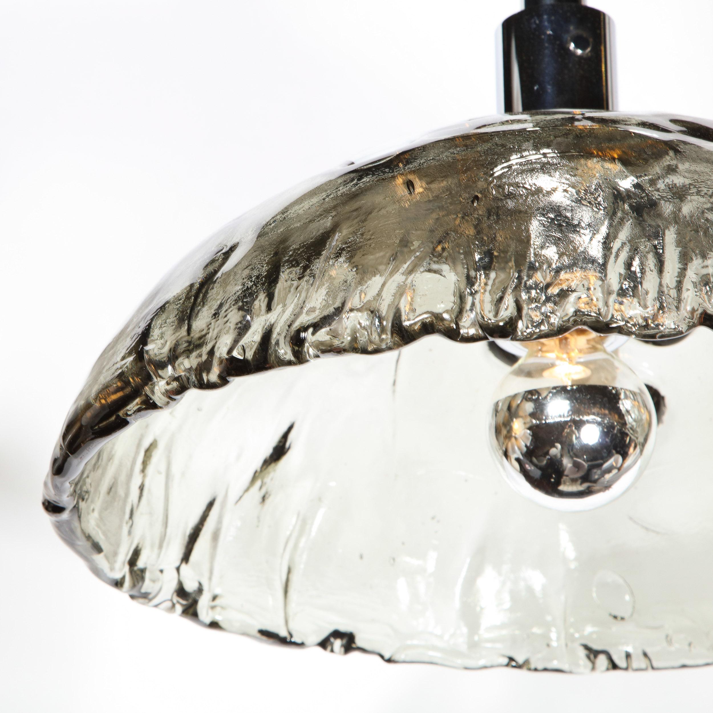 Moderna araña convexa de mediados de siglo de cristal de Murano ahumado y cromo by Mazzega en Excelente Estado en New York, NY