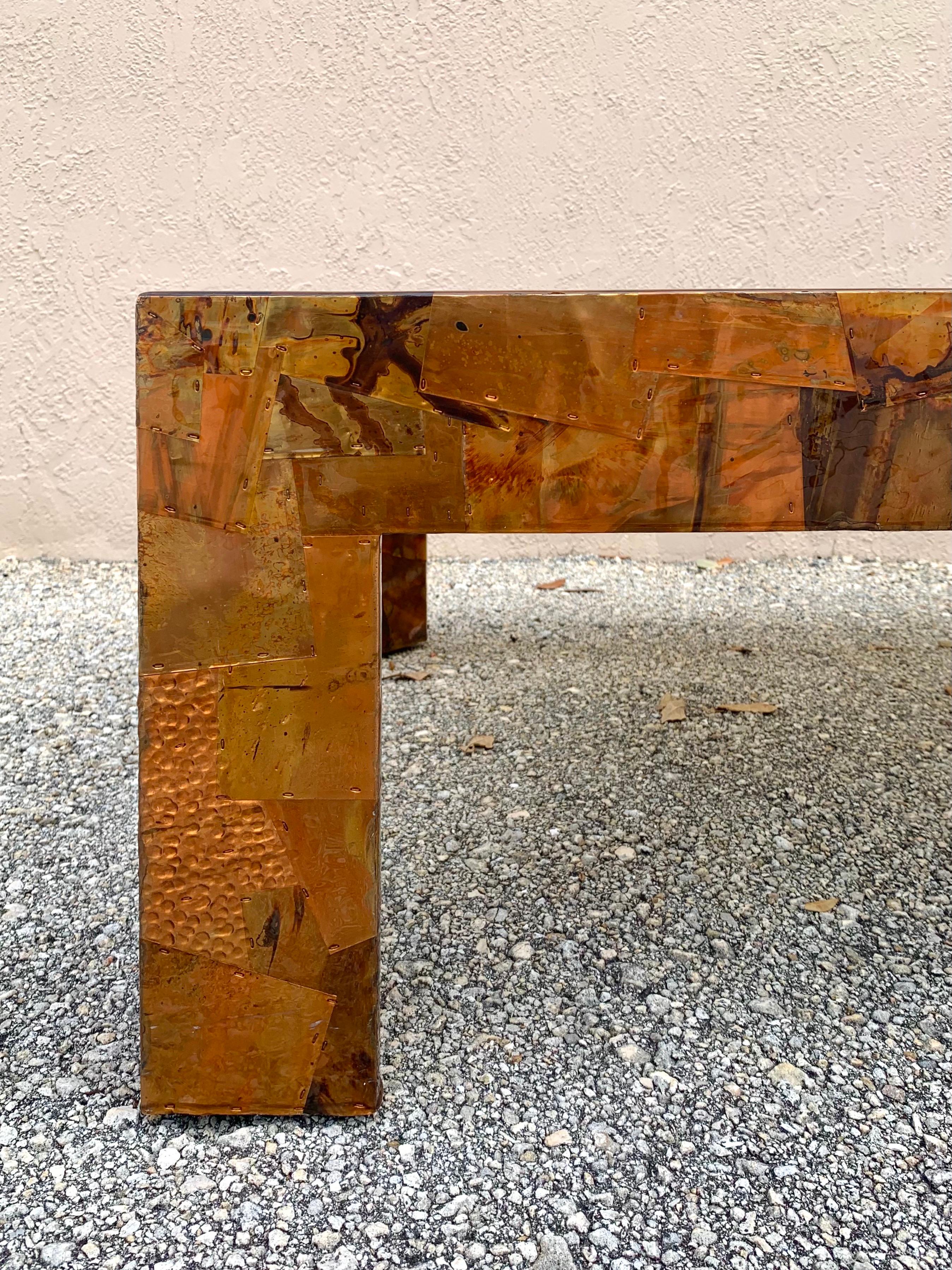 Américain Table basse moderne en cuivre et laiton du milieu du siècle dernier dans le style de Paul Evans en vente