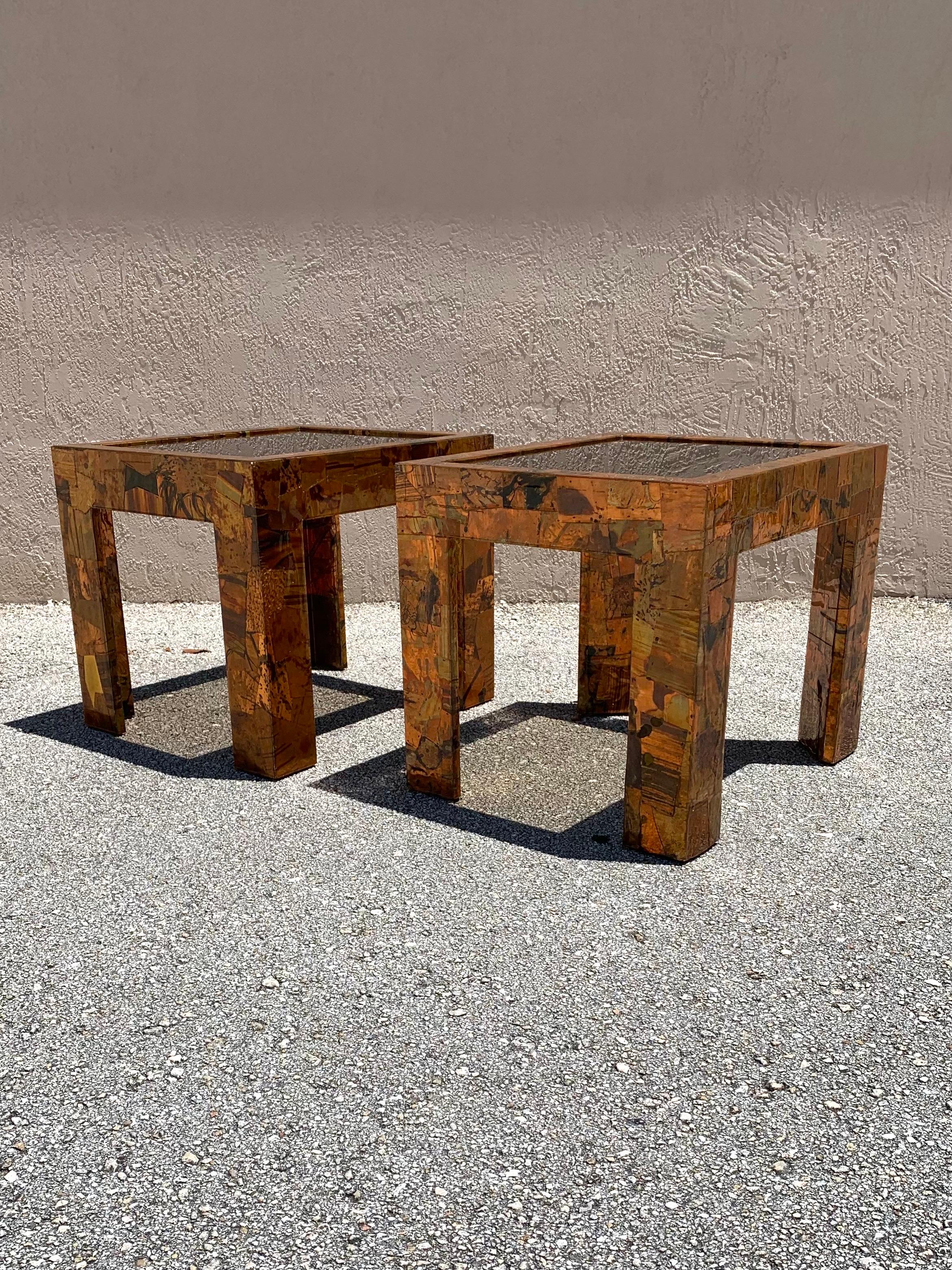 Wunderschönes Paar Couchtische aus Kupfer und Messing aus dem Atelier. Hochwertige Materialien und eine Verarbeitung, die ein sauberes und doch brutalistisches Flair vermittelt. Der Künstler verwendete verschiedene Stücke aus strukturiertem und