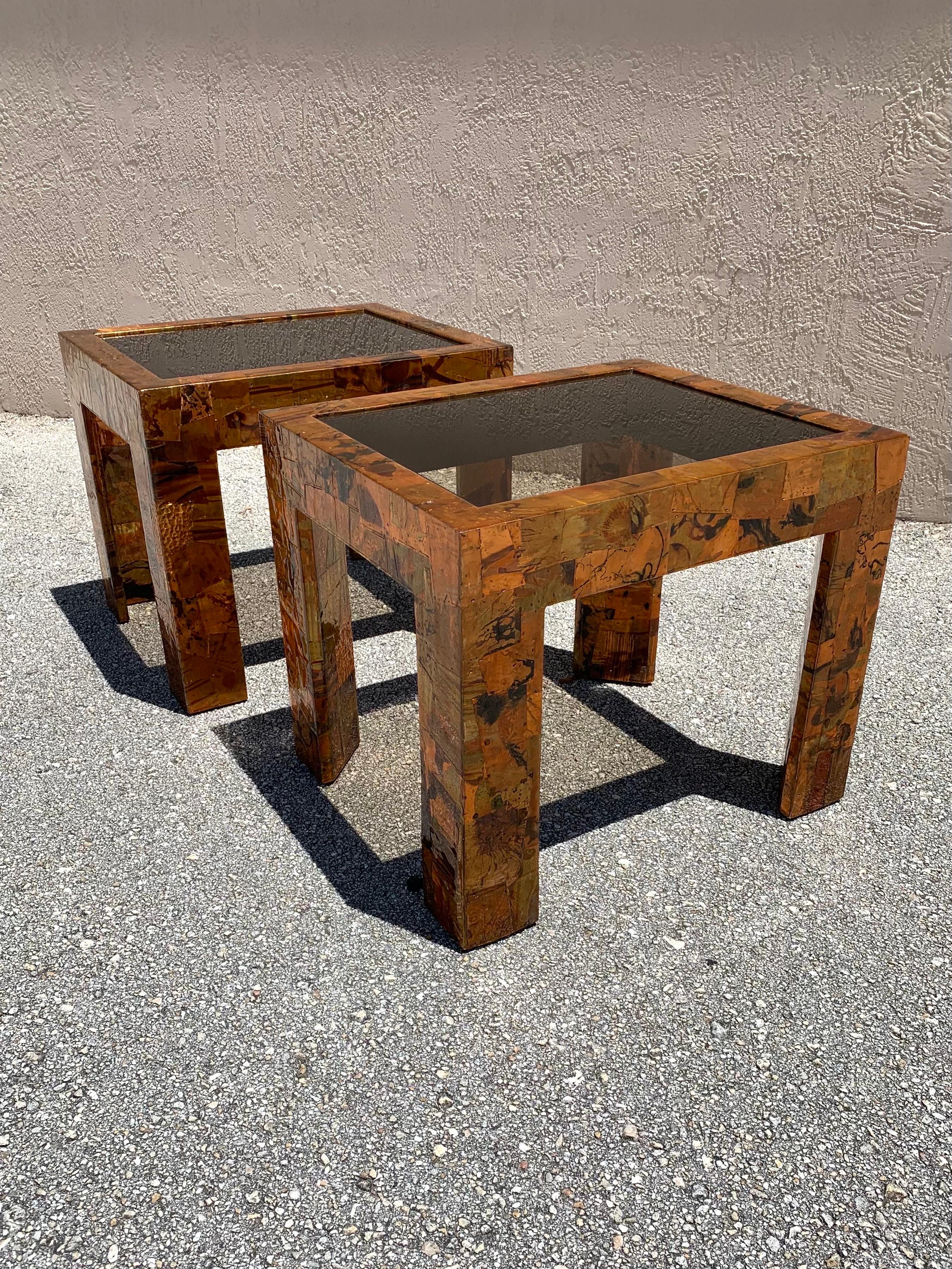 Mid-Century Modern Tables d'extrémité en cuivre et laiton modernes du milieu du siècle dernier dans le style de Paul Evans en vente