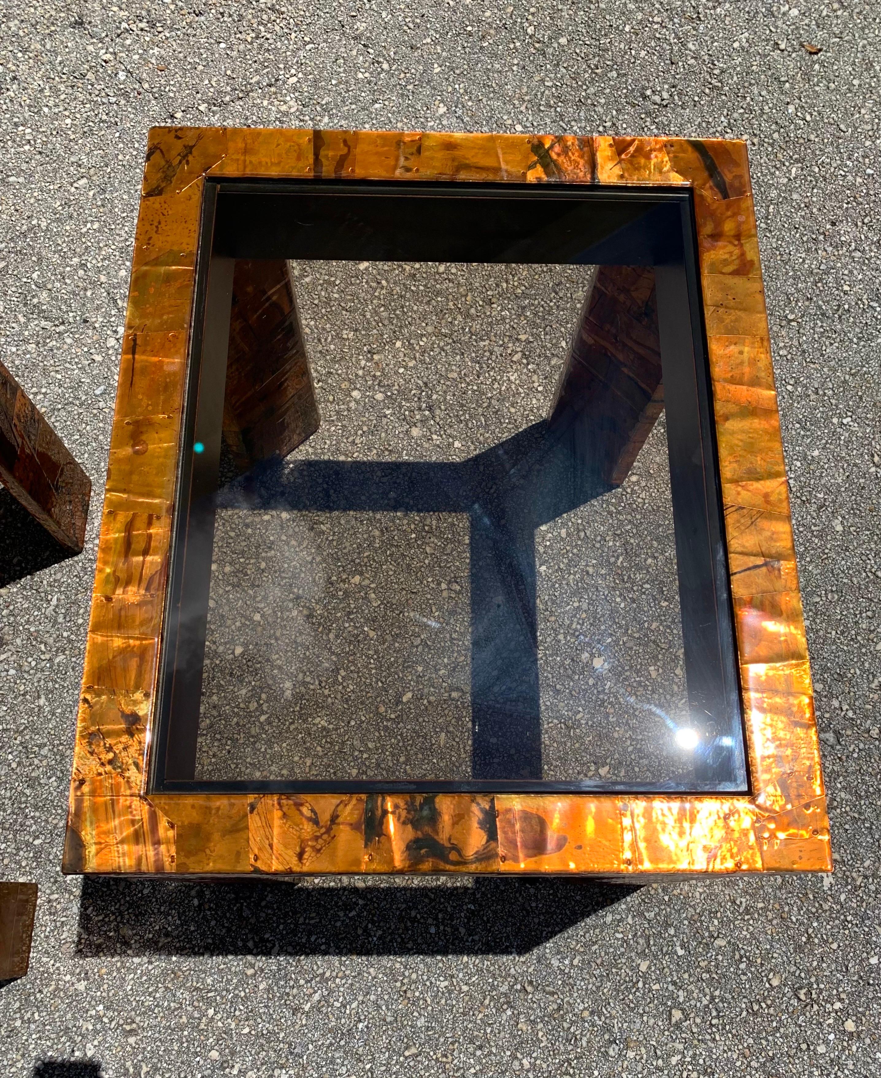 20ième siècle Tables d'extrémité en cuivre et laiton modernes du milieu du siècle dernier dans le style de Paul Evans en vente