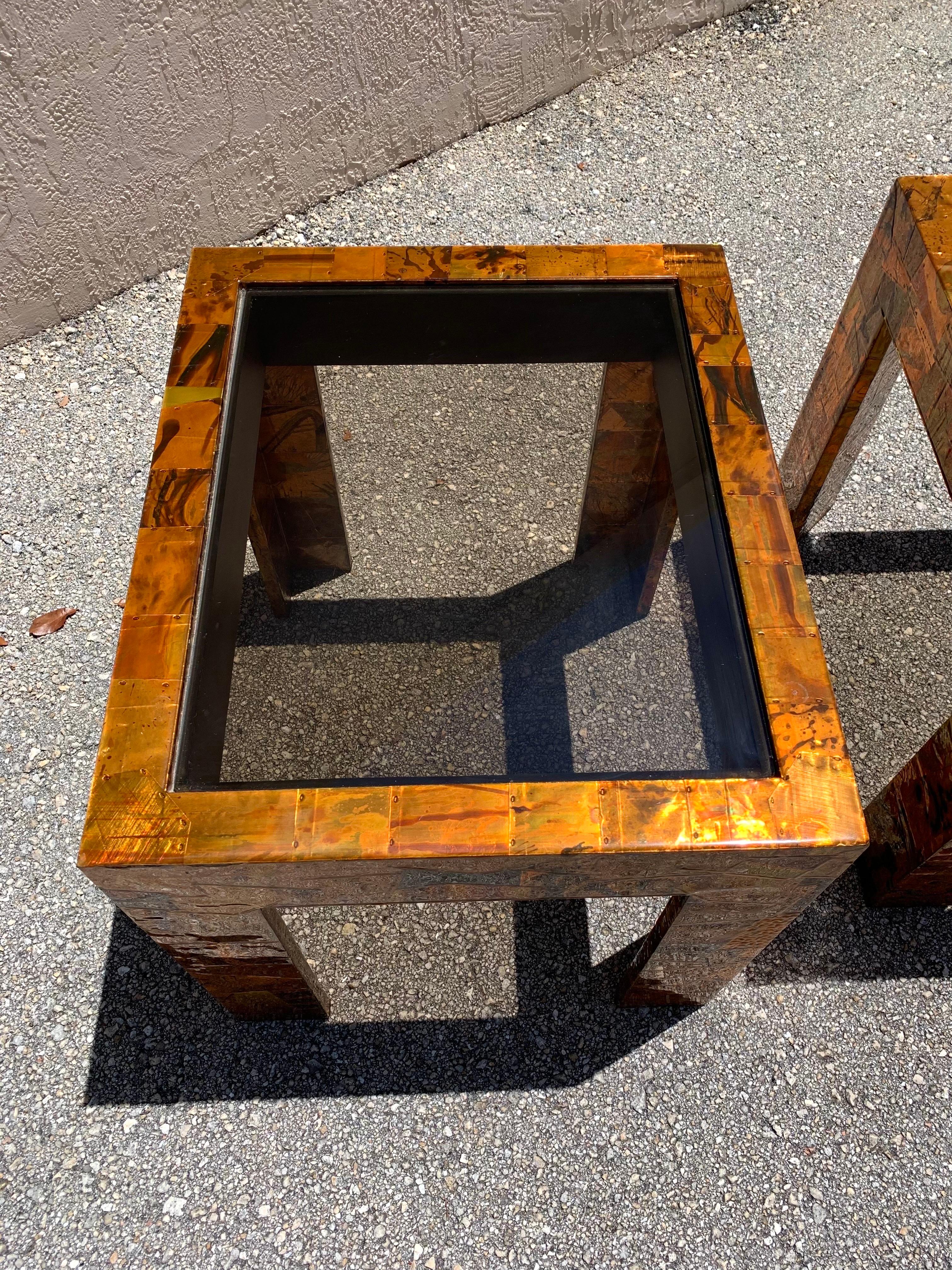 Laiton Tables d'extrémité en cuivre et laiton modernes du milieu du siècle dernier dans le style de Paul Evans en vente