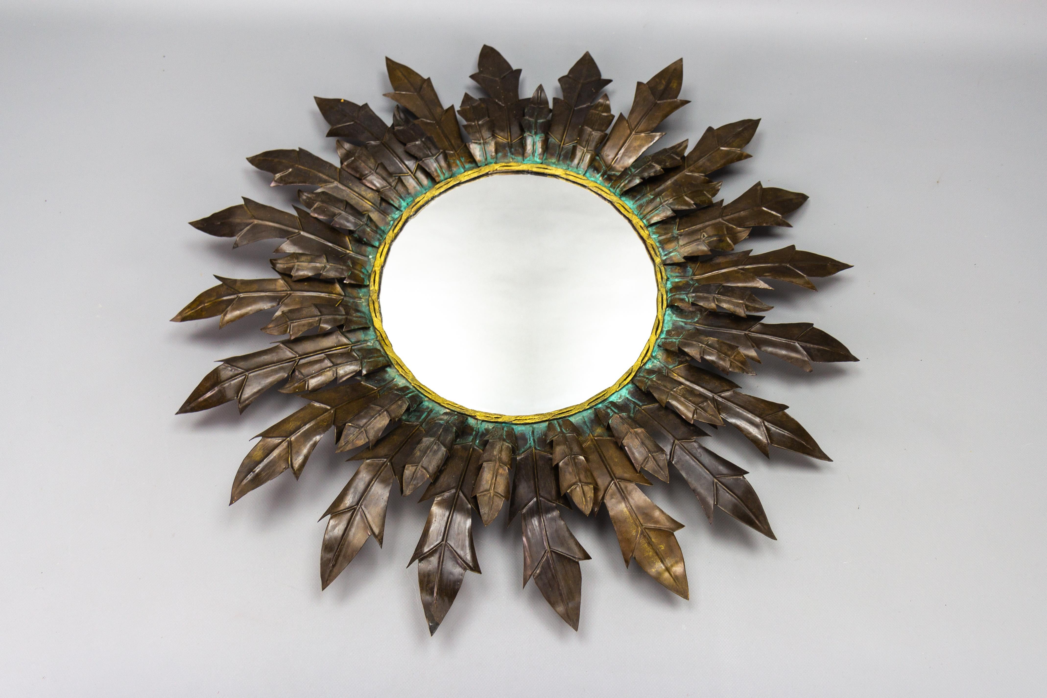 Mid-century Modern copper sheet and brass round sunburst-shaped mirror, Germany, circa the 1950s.
A beautiful sun- or sunburst-shaped round wall mirror with a copper sheet and brass frame with leaf motifs.
Dimensions: diameter: 65 cm / 25.6 in;