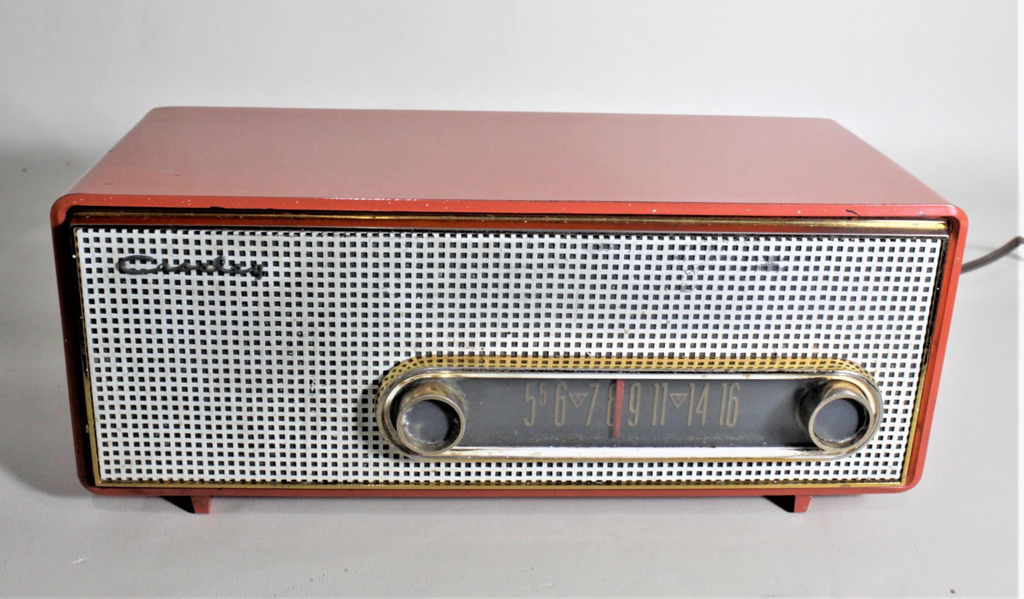 This Mid-Century Modern working tube radio was made by Crosley in Toronto Canada in approximately 1965 in the period stream-lined style. The radio is done with a molded coral pink plastic case with a white grill and gold toned details to the dial
