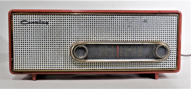 North American Mid-Century Modern Coral Pink Crosley Model T-60 AM Tube Table Radio For Sale