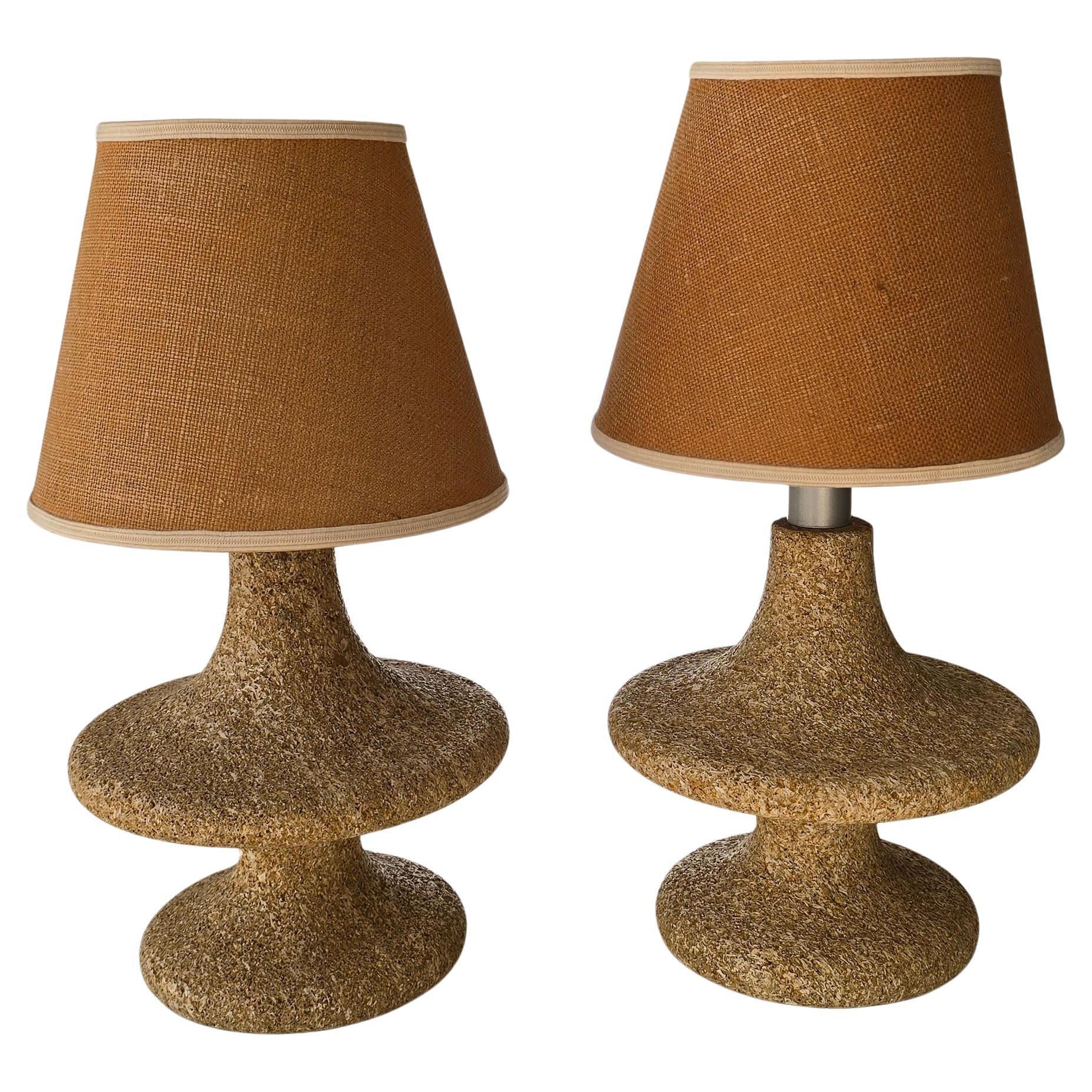 Lampade in pietra con effetto sughero, anni '70, Set di 2

Coppia di lampade da tavolo Mid-Century Modern degli anni '70 in pietra effetto sughero. Design brutalista, pesante e organico. Paralumi non inclusi.

Coppia di lampade da tavolo Mid-Century