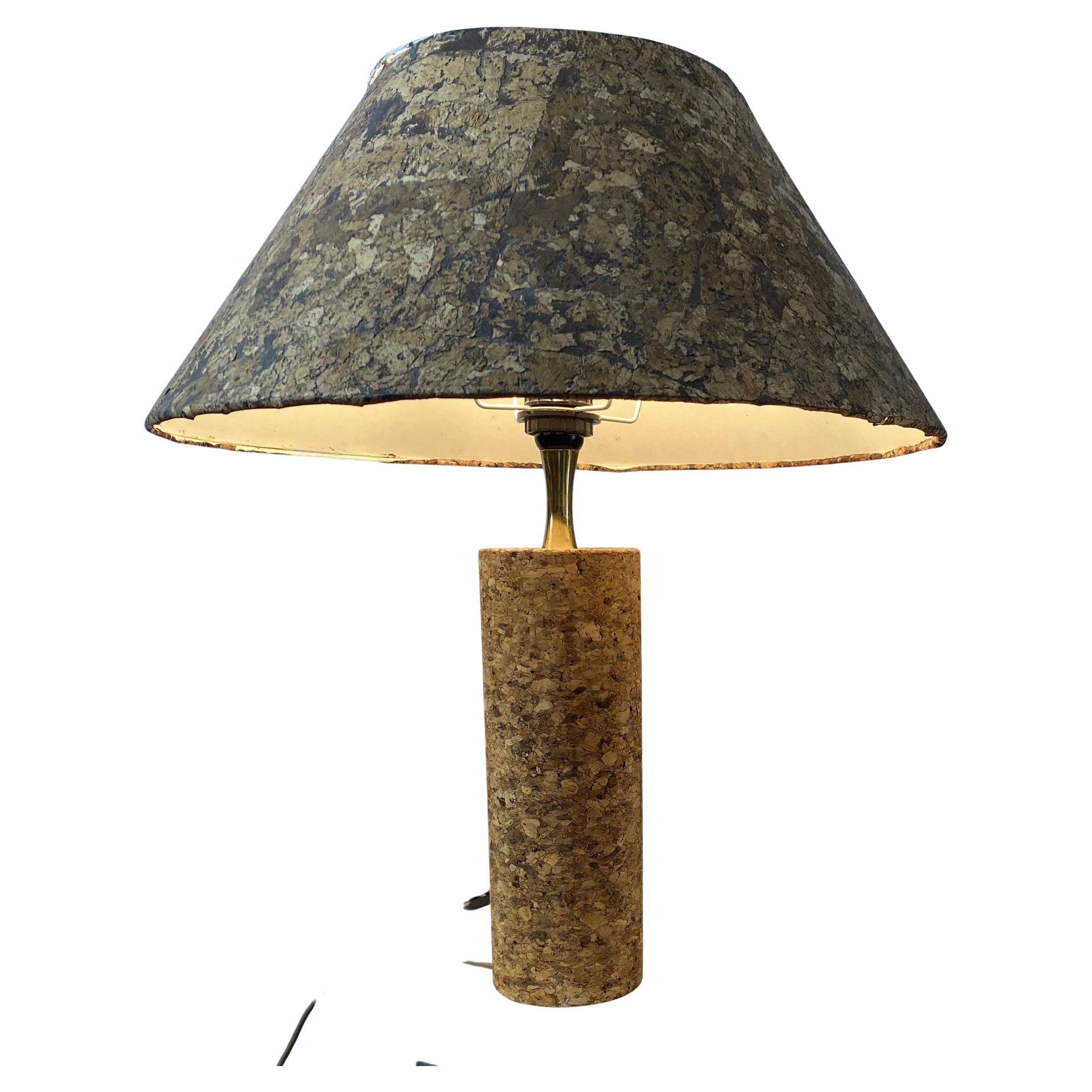 Questa lampada in sughero, minimalista e molto elegante, proviene probabilmente dall'Italia ed è stata realizzata negli anni Settanta. 

La lampada da tavolo è solida e di grande qualità e viene fornita con il suo paralume originale stampato
