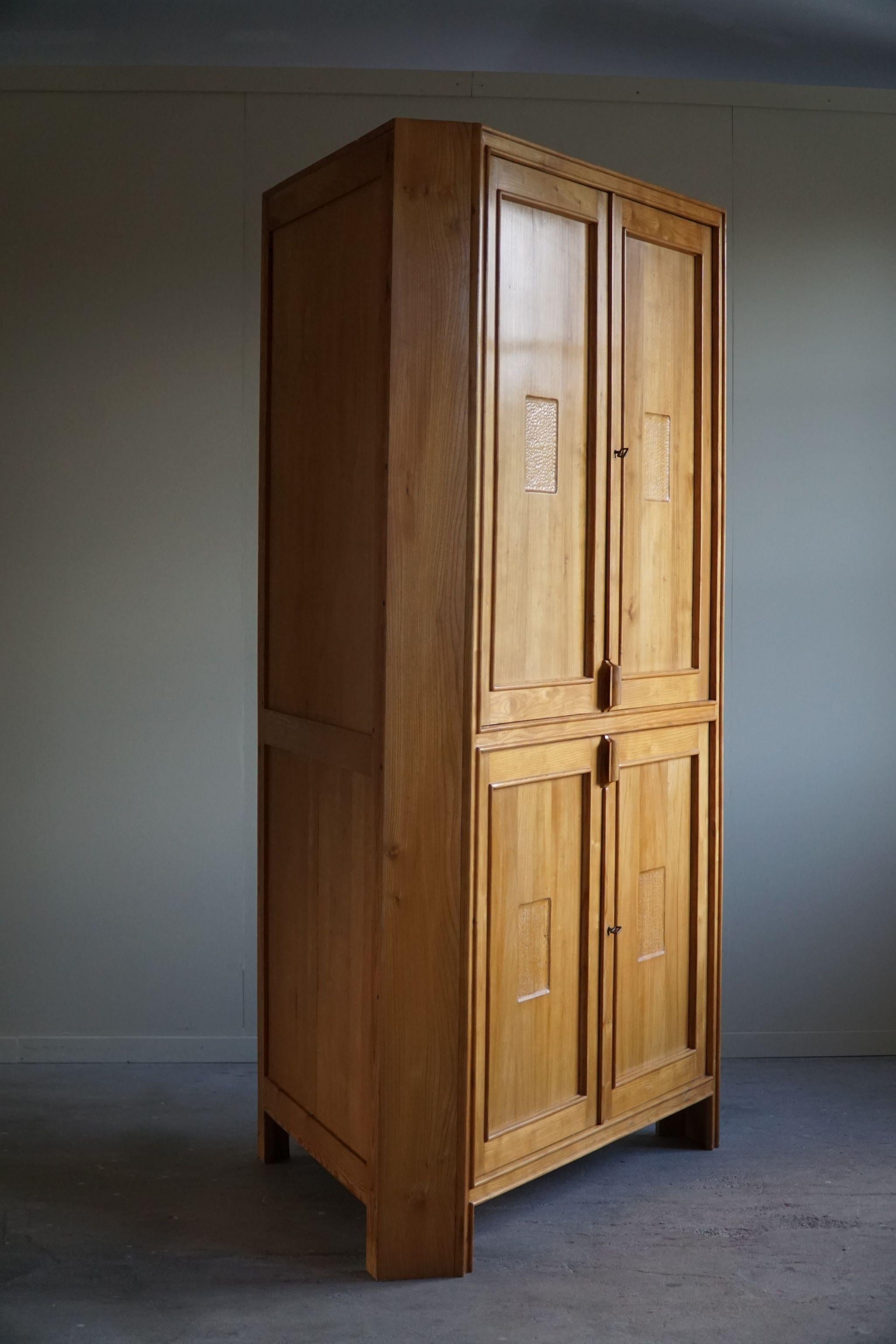Mid Century Modern, Corner Cabinet in Solid Elm, Danish Cabinetmaker, 1960s For Sale 5