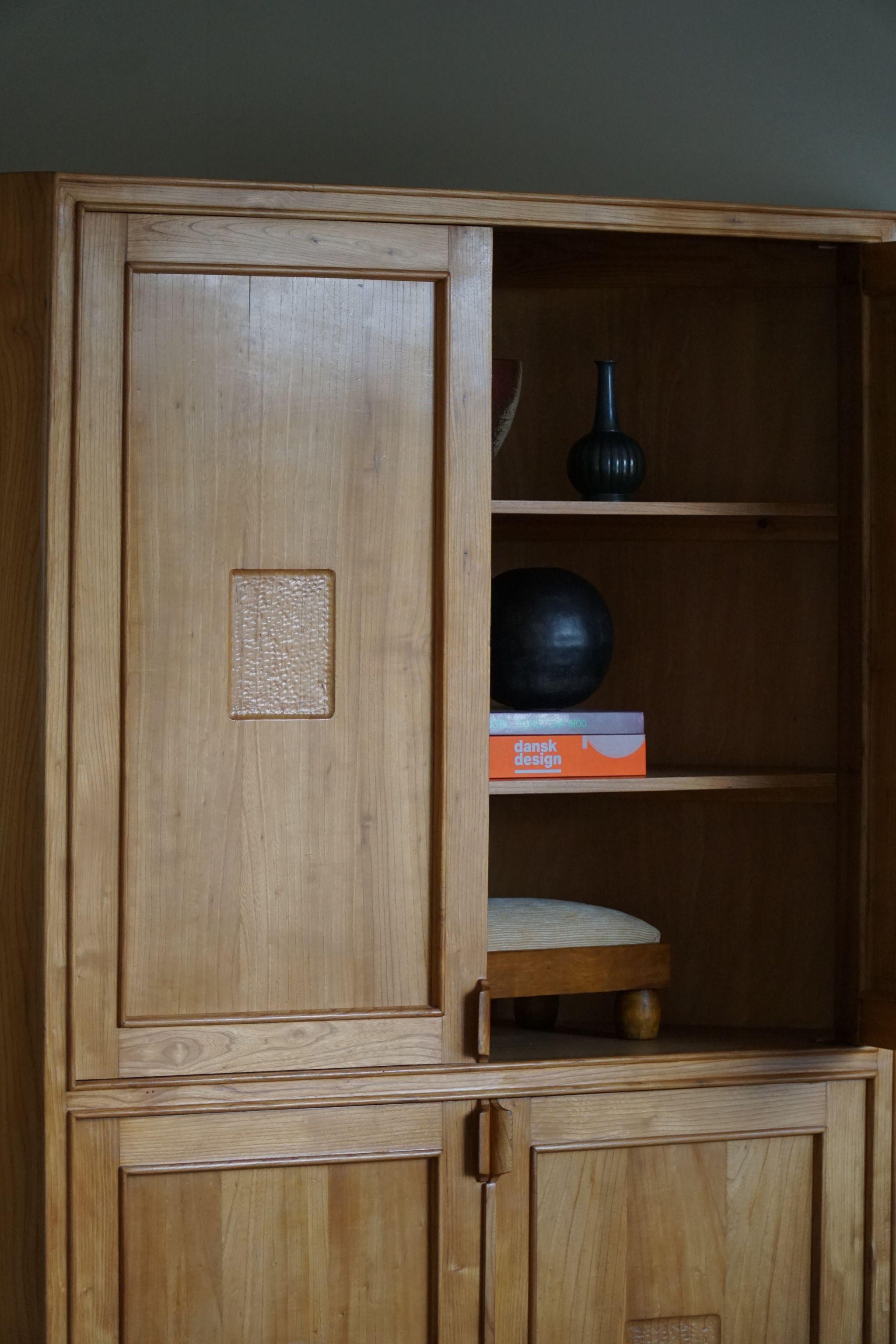 Mid Century Modern, Corner Cabinet in Solid Elm, Danish Cabinetmaker, 1960s In Good Condition For Sale In Odense, DK