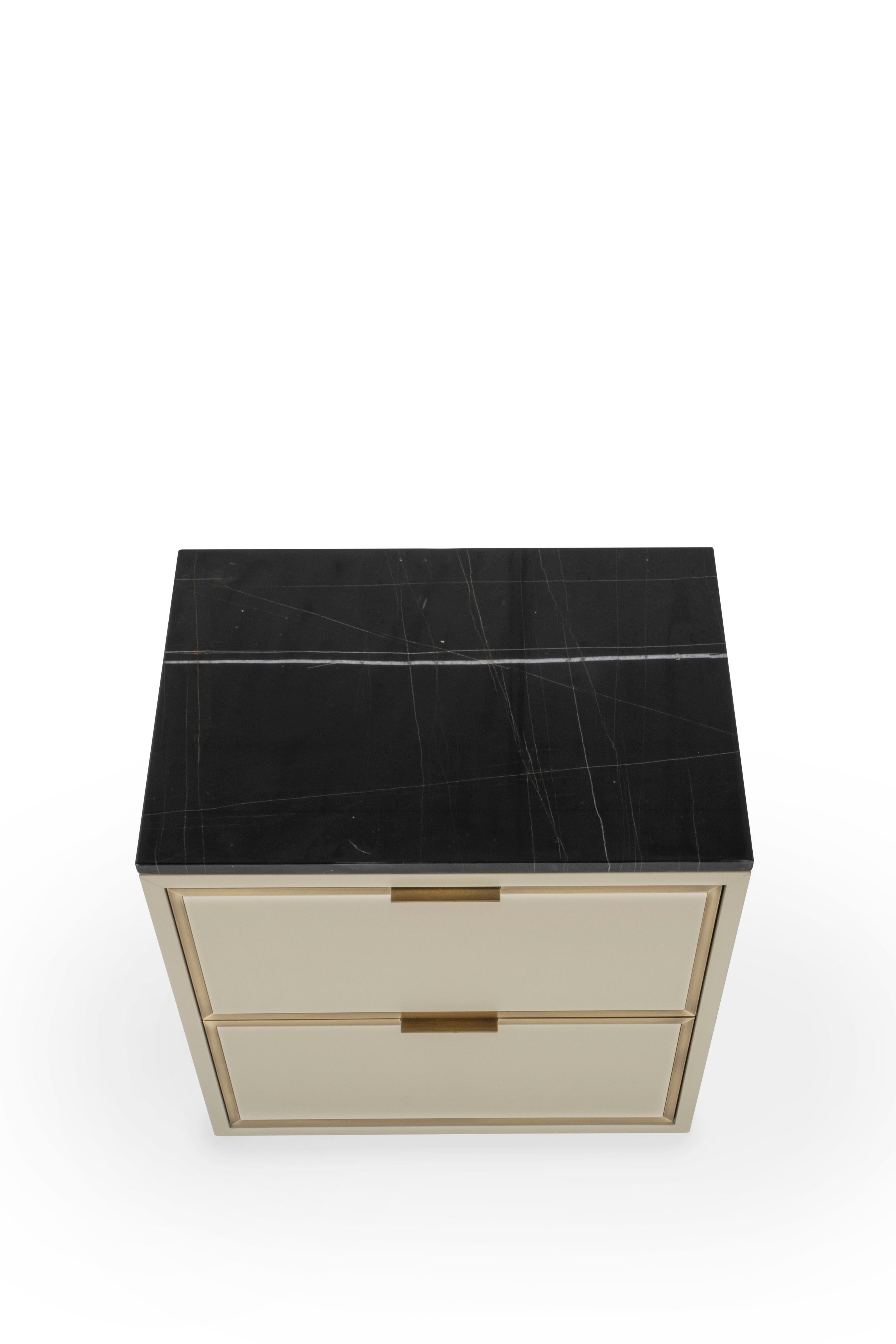 Laiton Set de 2 tables de chevet Coupe Mid-Century Modern, Sahara Noir Marble, By Greenapple en vente