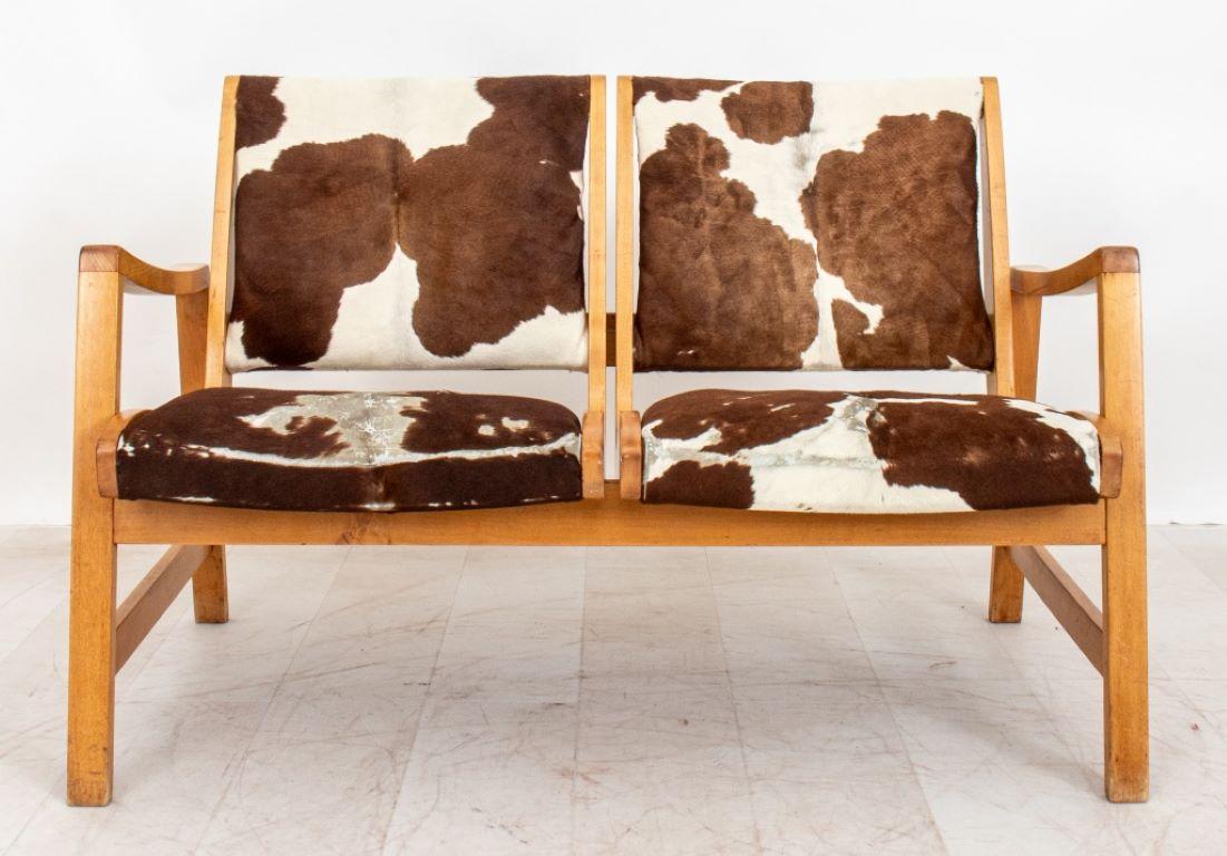 Mid-Century Modern Cow Hide Upholstered Sofa mit nordgelbem Birkengestell und mit Kuhfell gepolsterten Sitzen.
