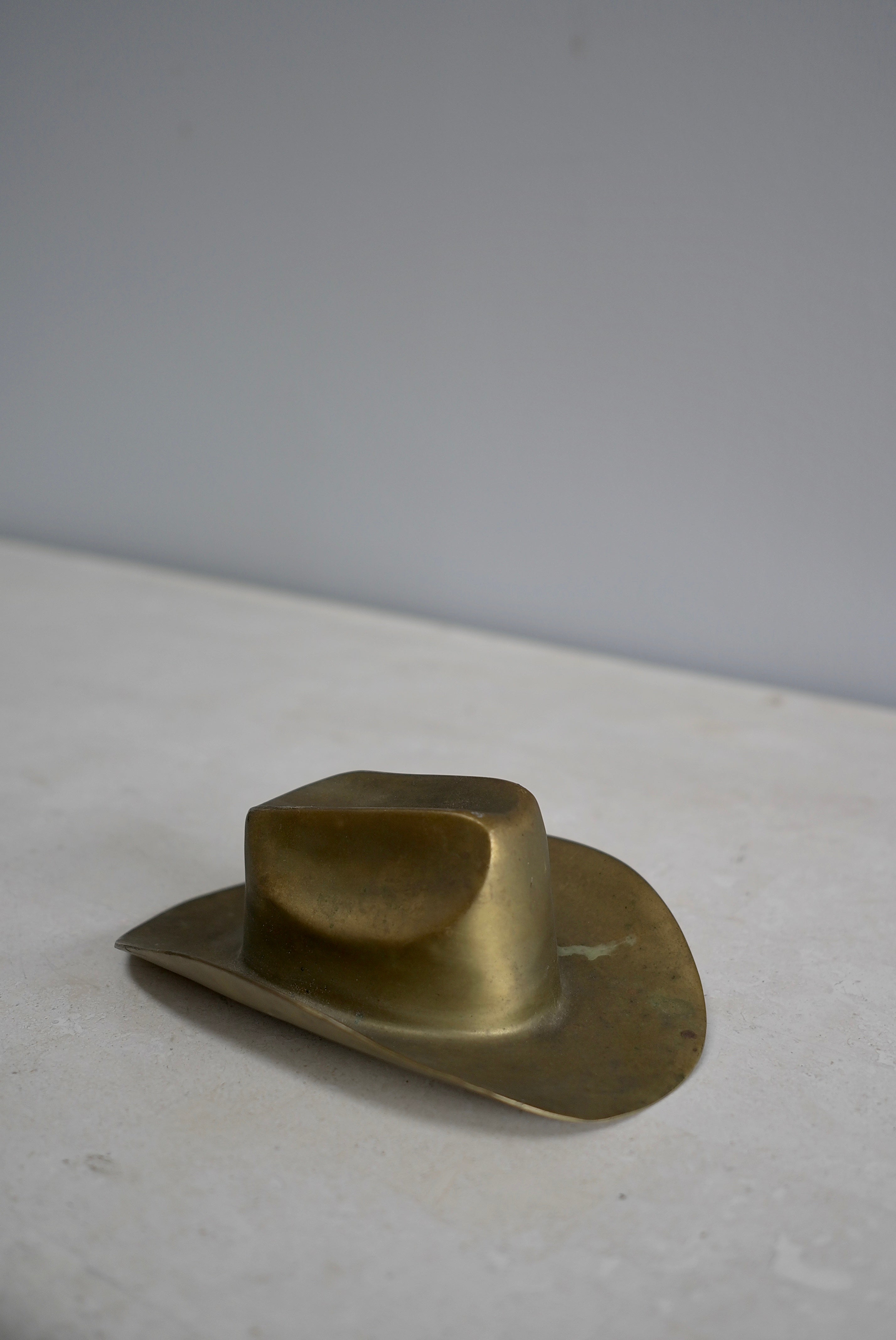 Mid-Century Modern Presse-papier en laiton massif pour chapeau de cow-boy The Moderns 1960's