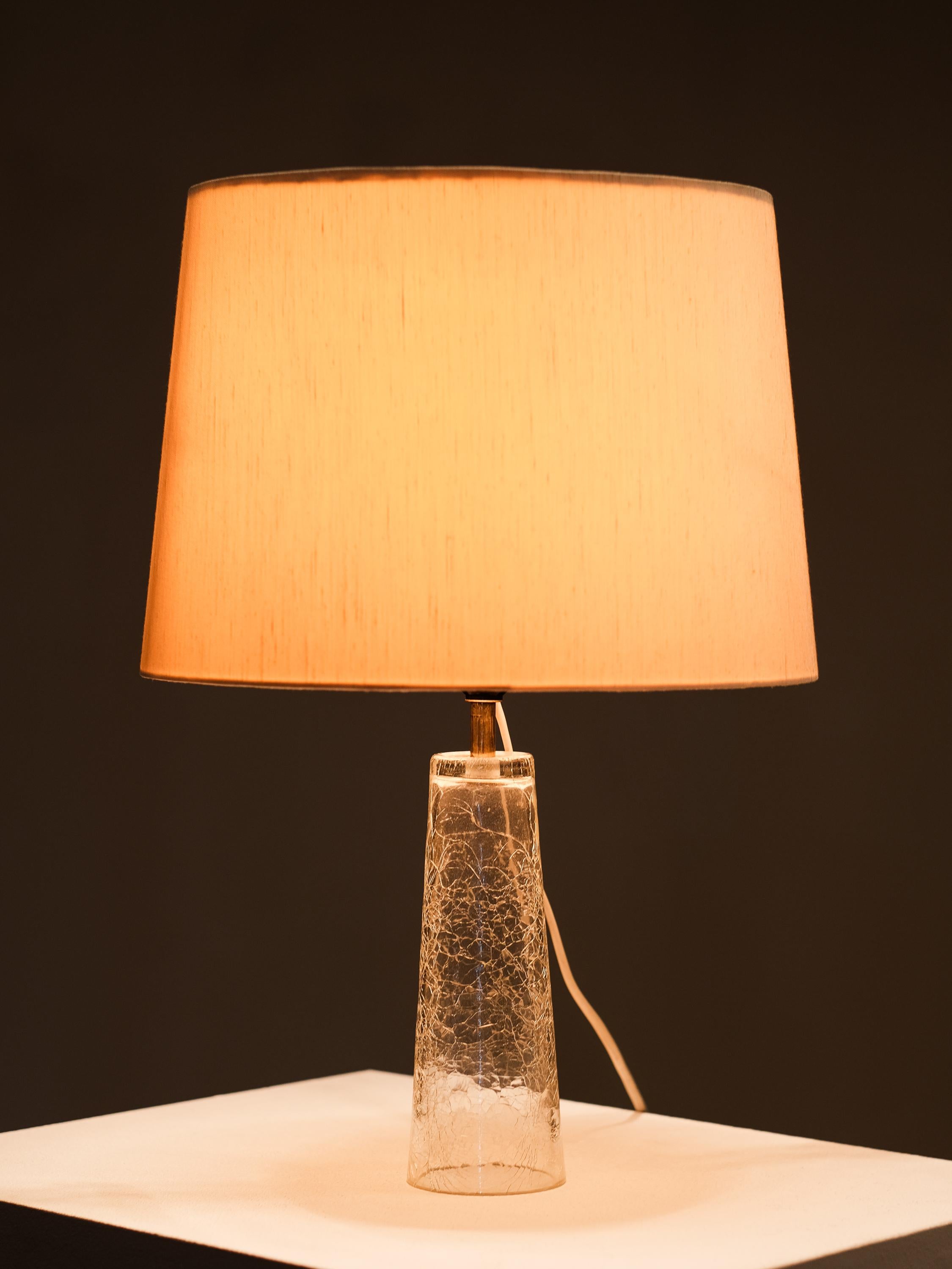 Lámpara de sobremesa moderna de mediados de siglo de cristal craquelado y latón de Stockmann, Finlandia, años 60 en venta 4