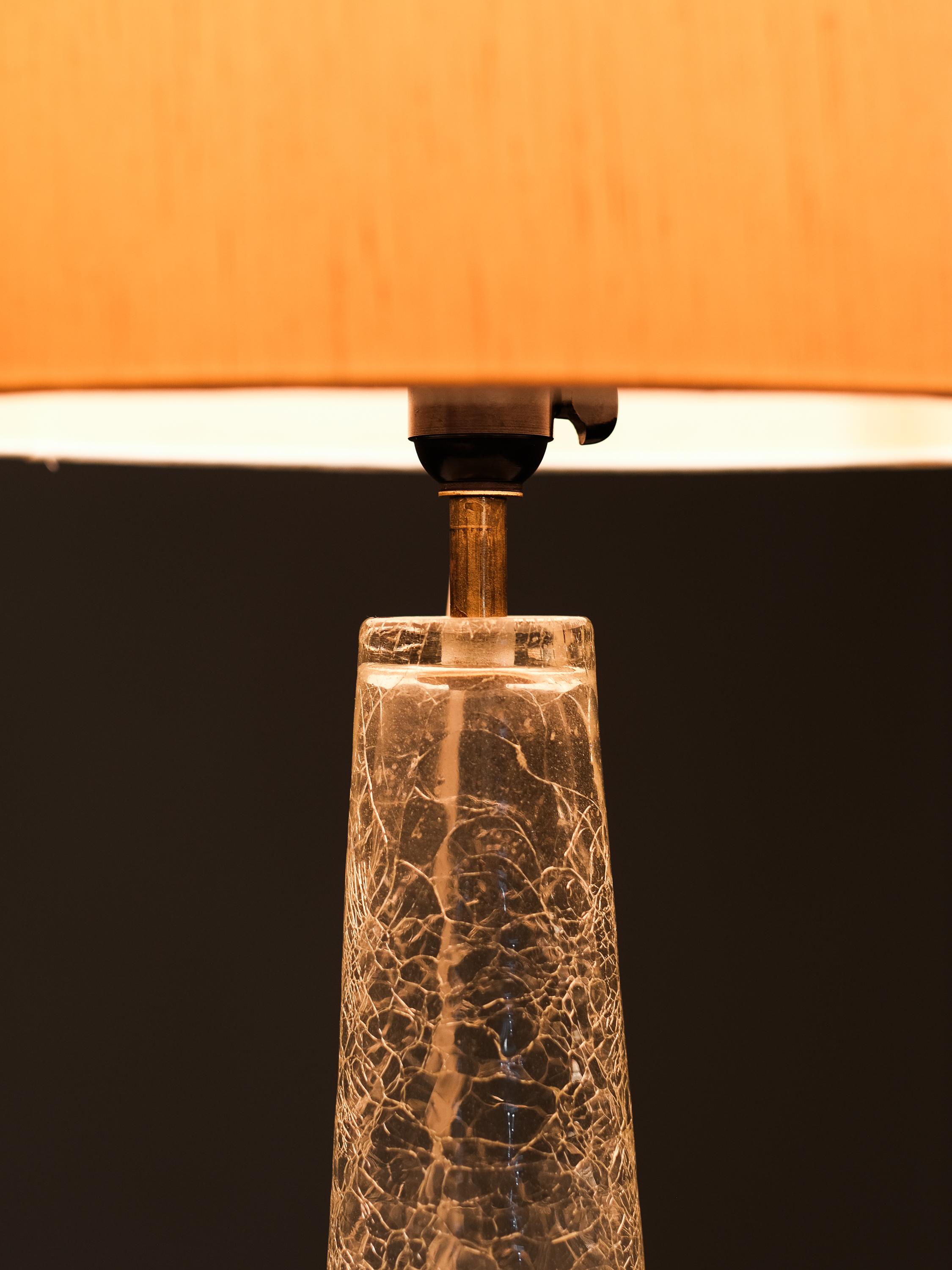 Lámpara de sobremesa moderna de mediados de siglo de cristal craquelado y latón de Stockmann, Finlandia, años 60 en venta 5