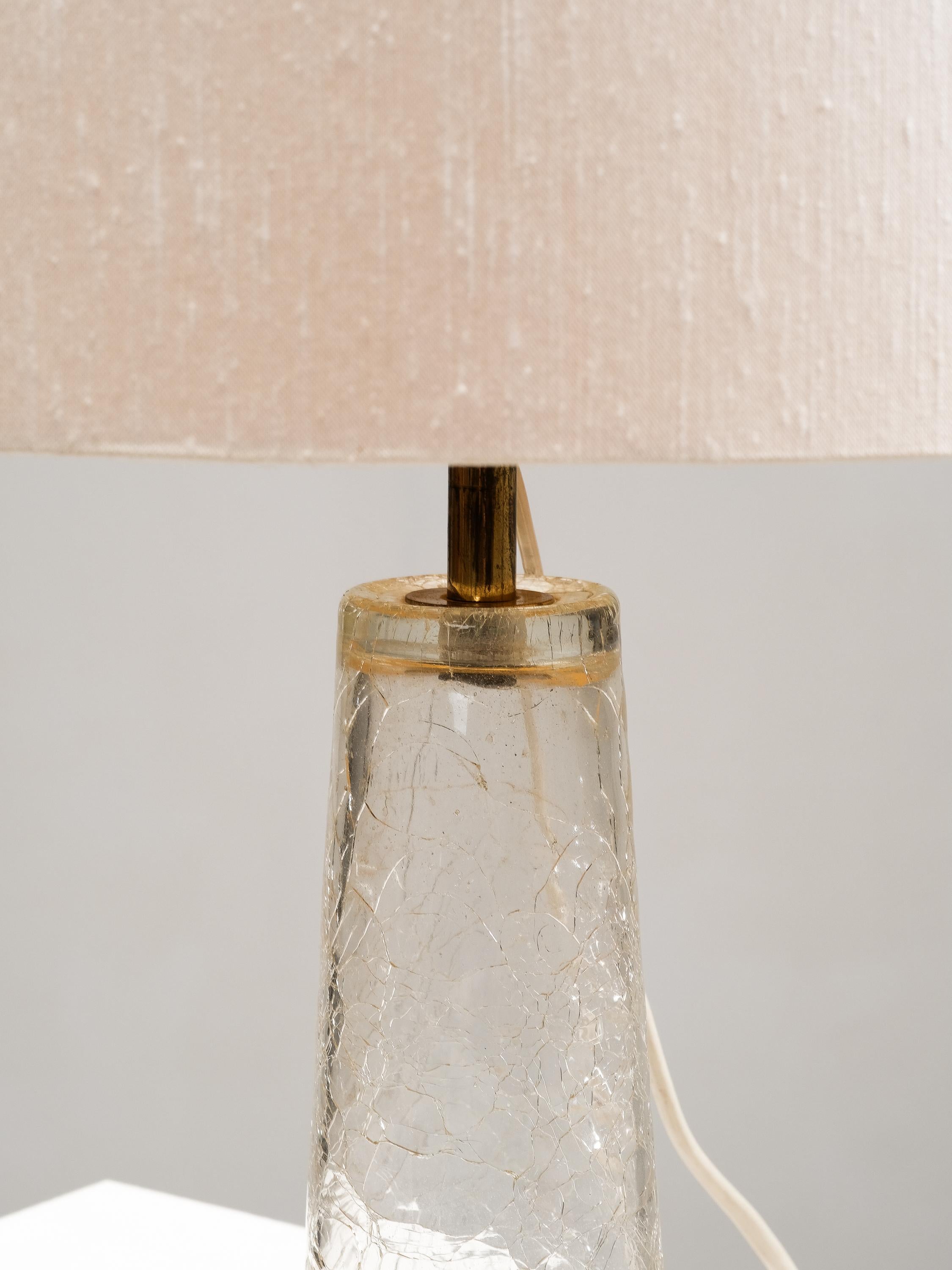 Lámpara de sobremesa moderna de mediados de siglo de cristal craquelado y latón de Stockmann, Finlandia, años 60 Escandinavo moderno en venta