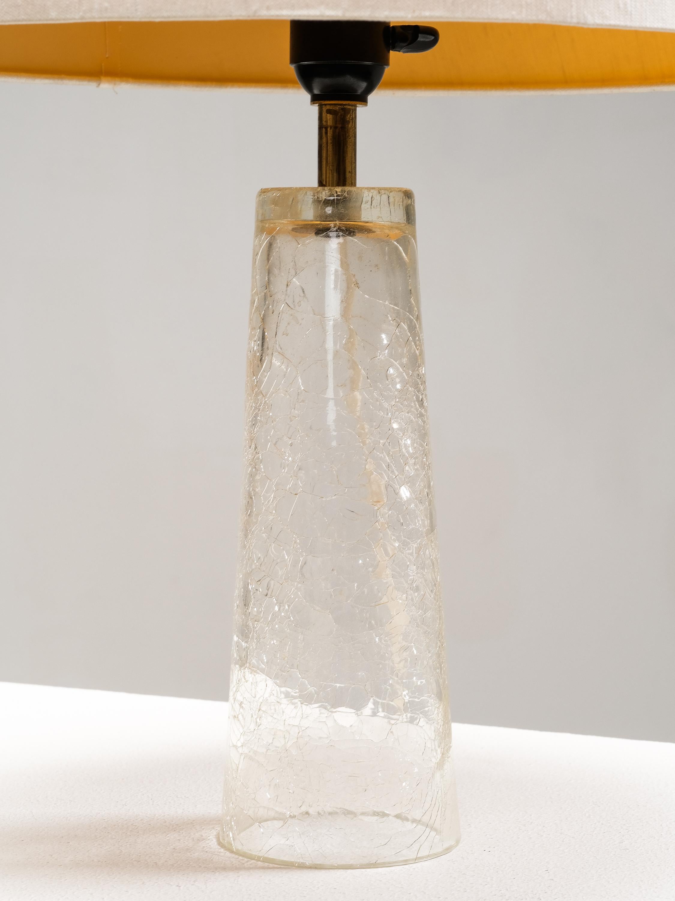Lámpara de sobremesa moderna de mediados de siglo de cristal craquelado y latón de Stockmann, Finlandia, años 60 en Bueno estado para la venta en Karis, Nyland
