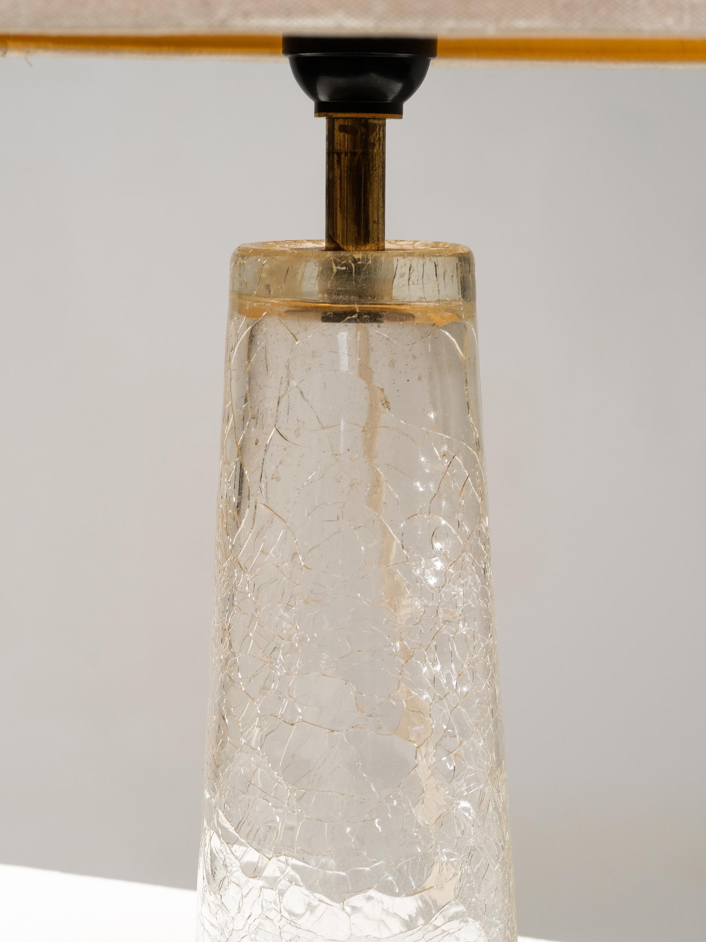 Lámpara de sobremesa moderna de mediados de siglo de cristal craquelado y latón de Stockmann, Finlandia, años 60 Tela en venta