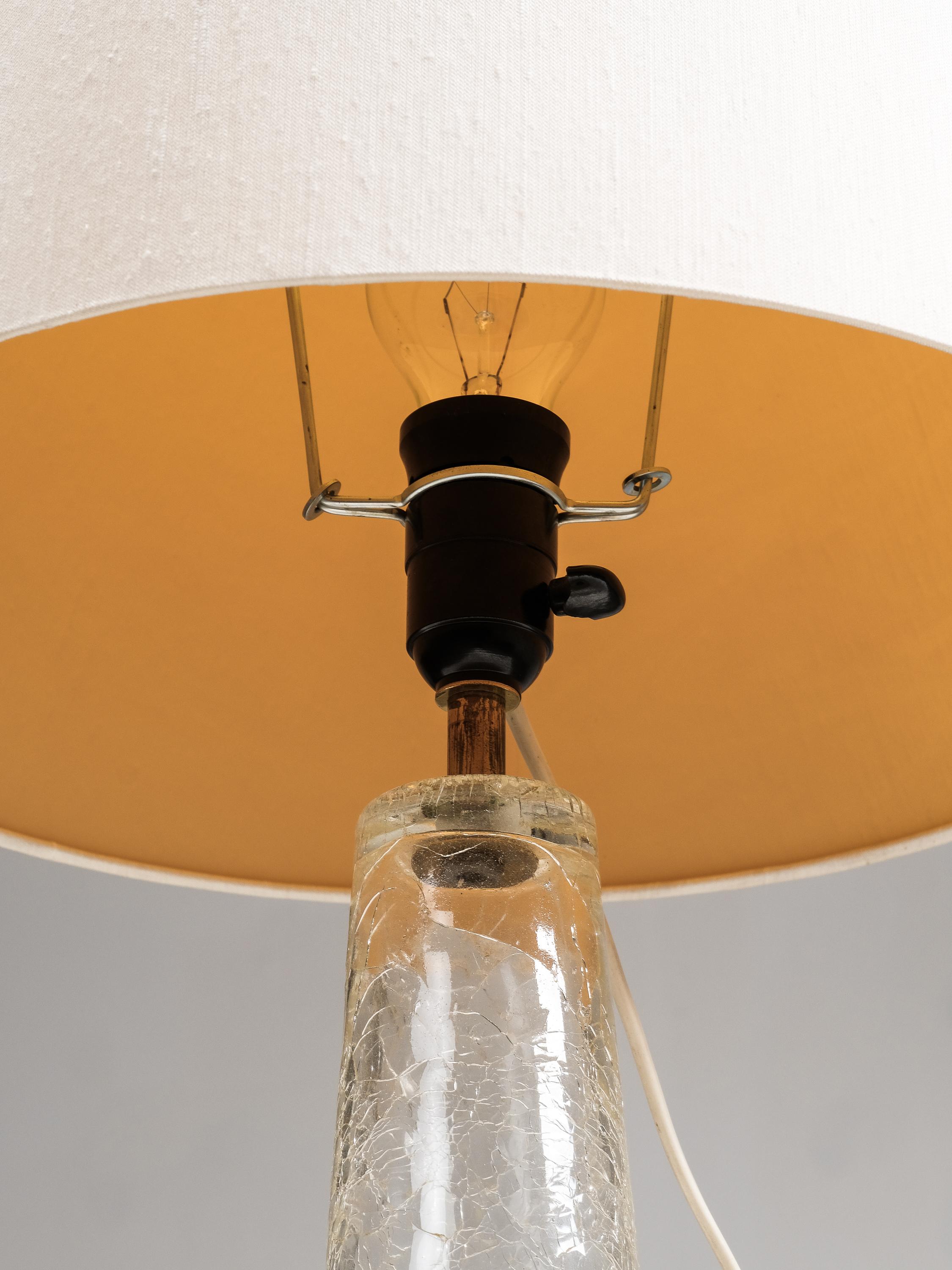 Lámpara de sobremesa moderna de mediados de siglo de cristal craquelado y latón de Stockmann, Finlandia, años 60 en venta 2