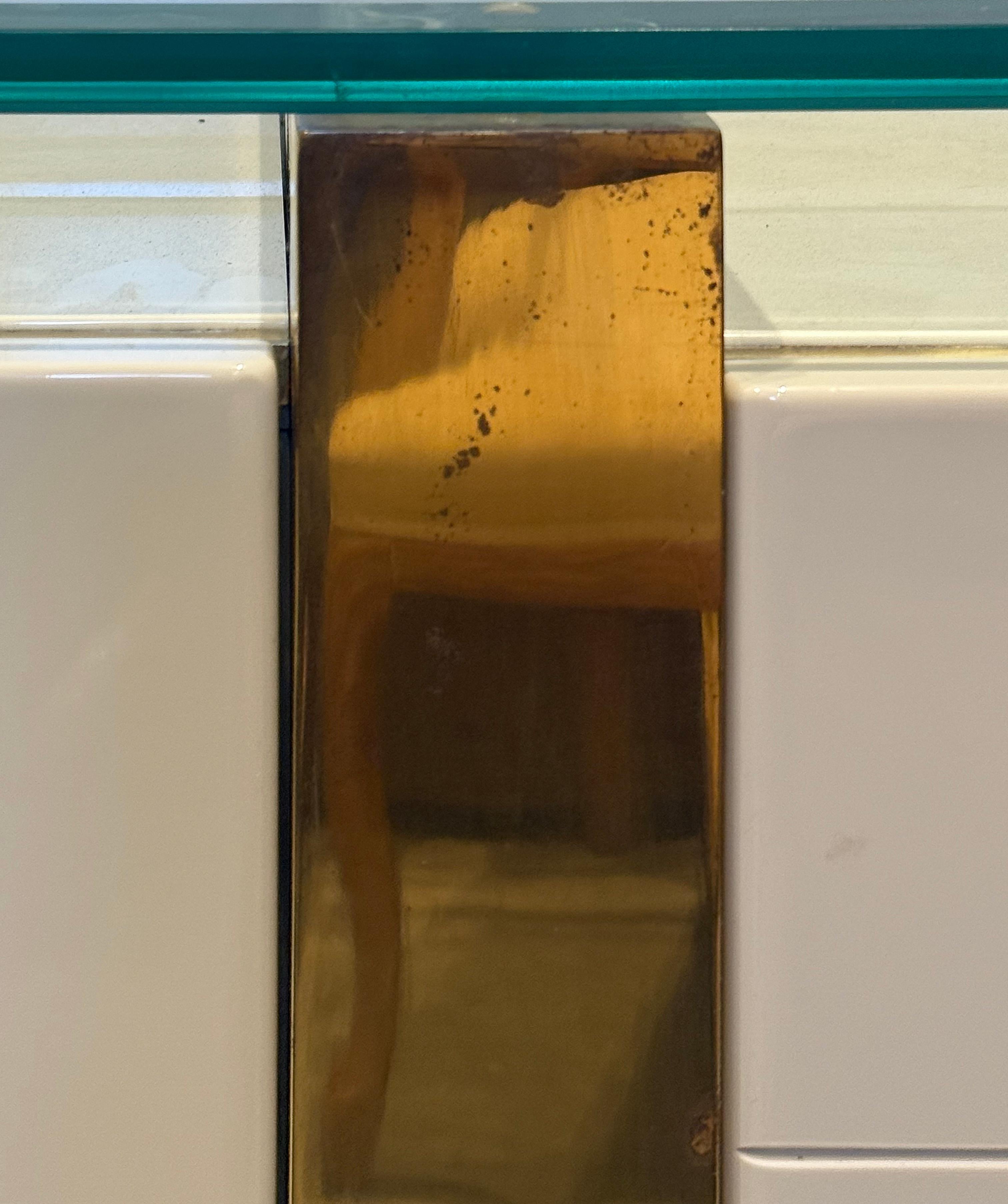 Credenza moderna di metà secolo, ottone e vetro, ispirata a Cardin in vendita 3