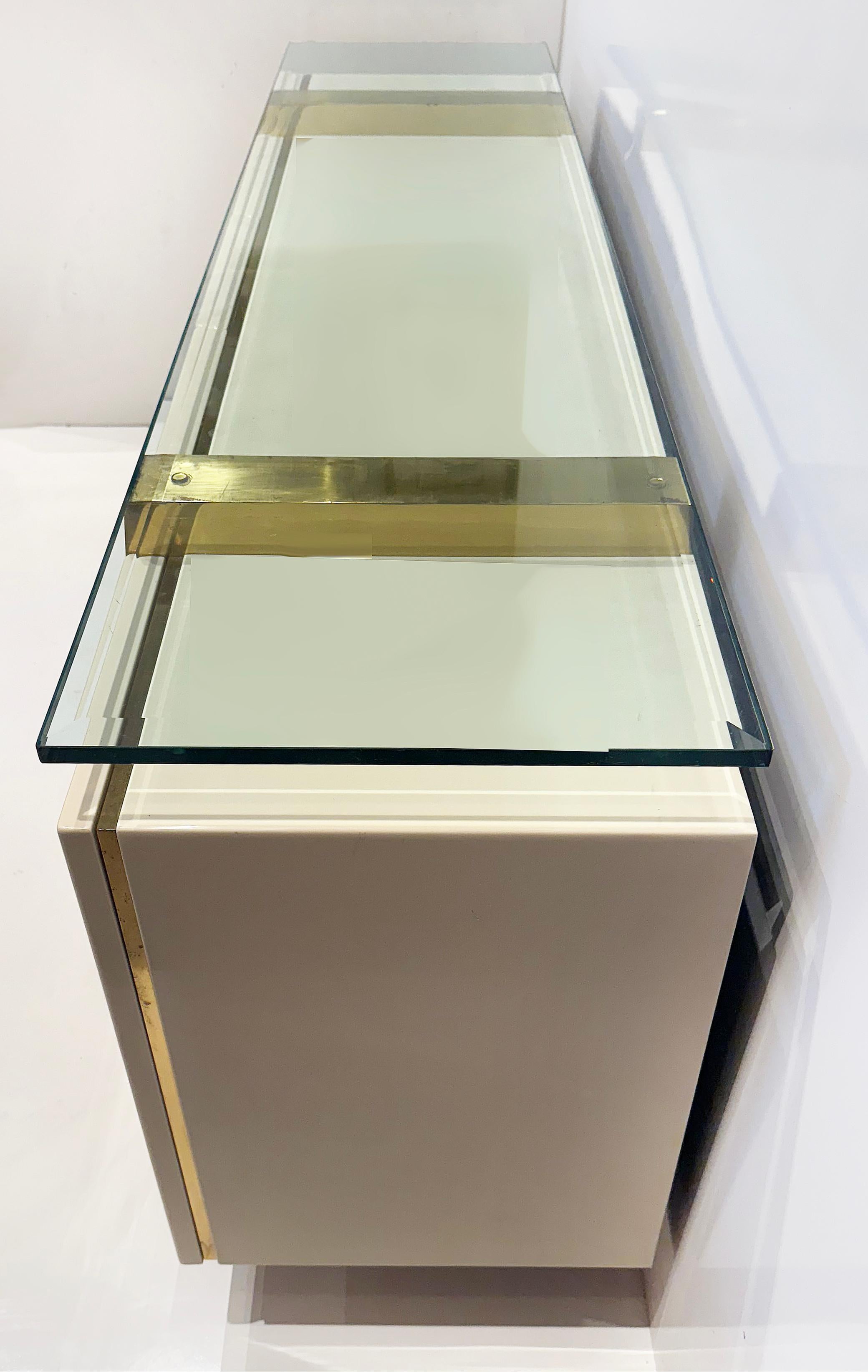 Mid-Century moderno Credenza moderna di metà secolo, ottone e vetro, ispirata a Cardin in vendita