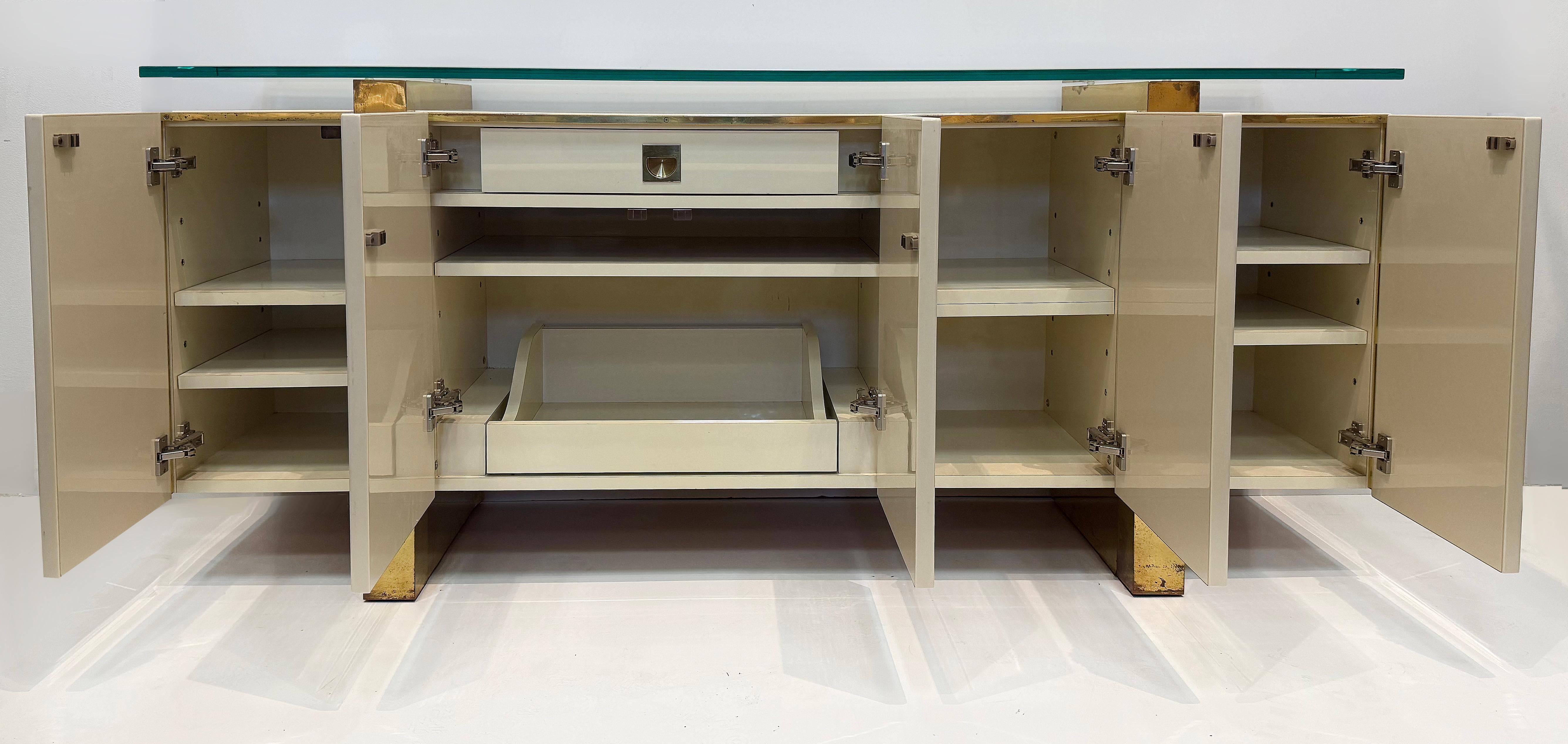 Laccato Credenza moderna di metà secolo, ottone e vetro, ispirata a Cardin in vendita