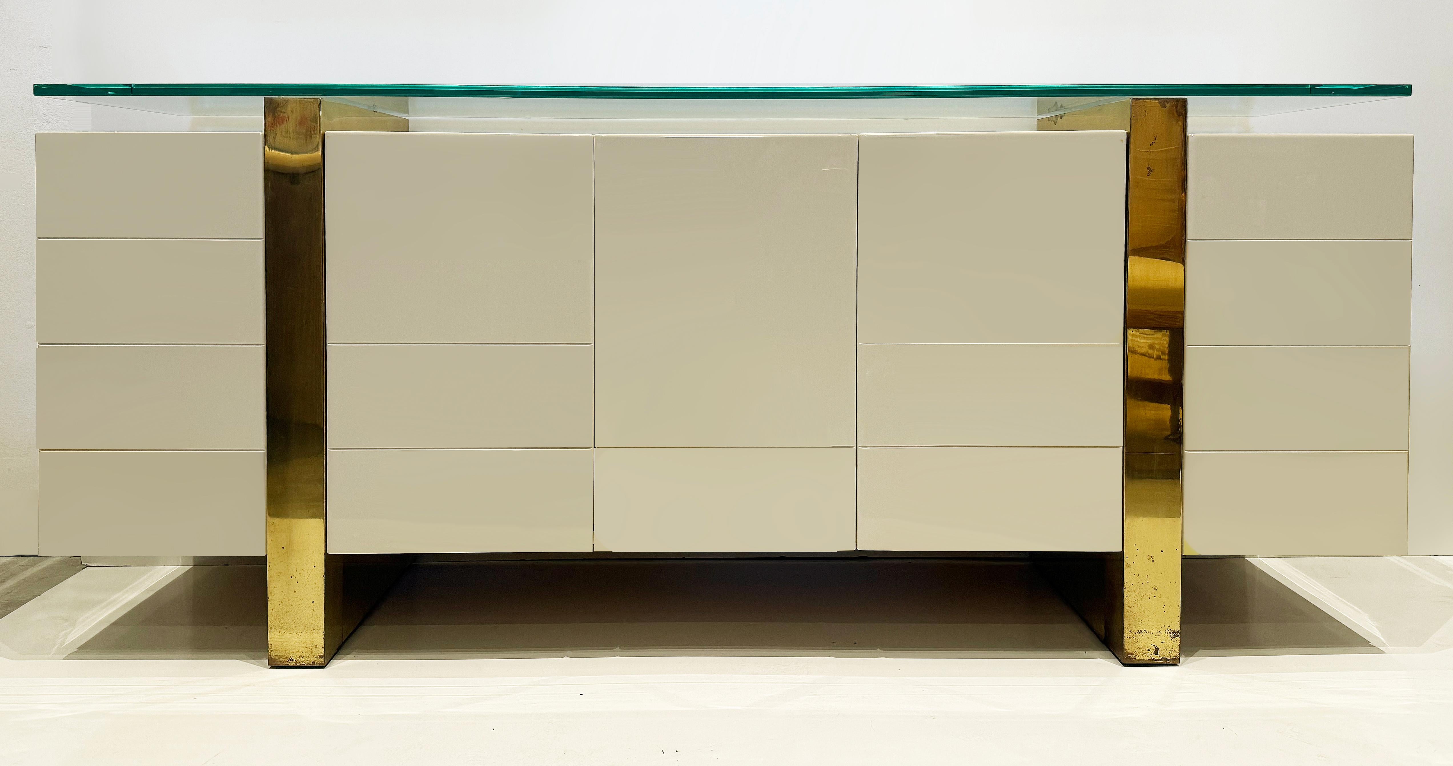 Credenza moderna di metà secolo, ottone e vetro, ispirata a Cardin In condizioni buone in vendita a Miami, FL