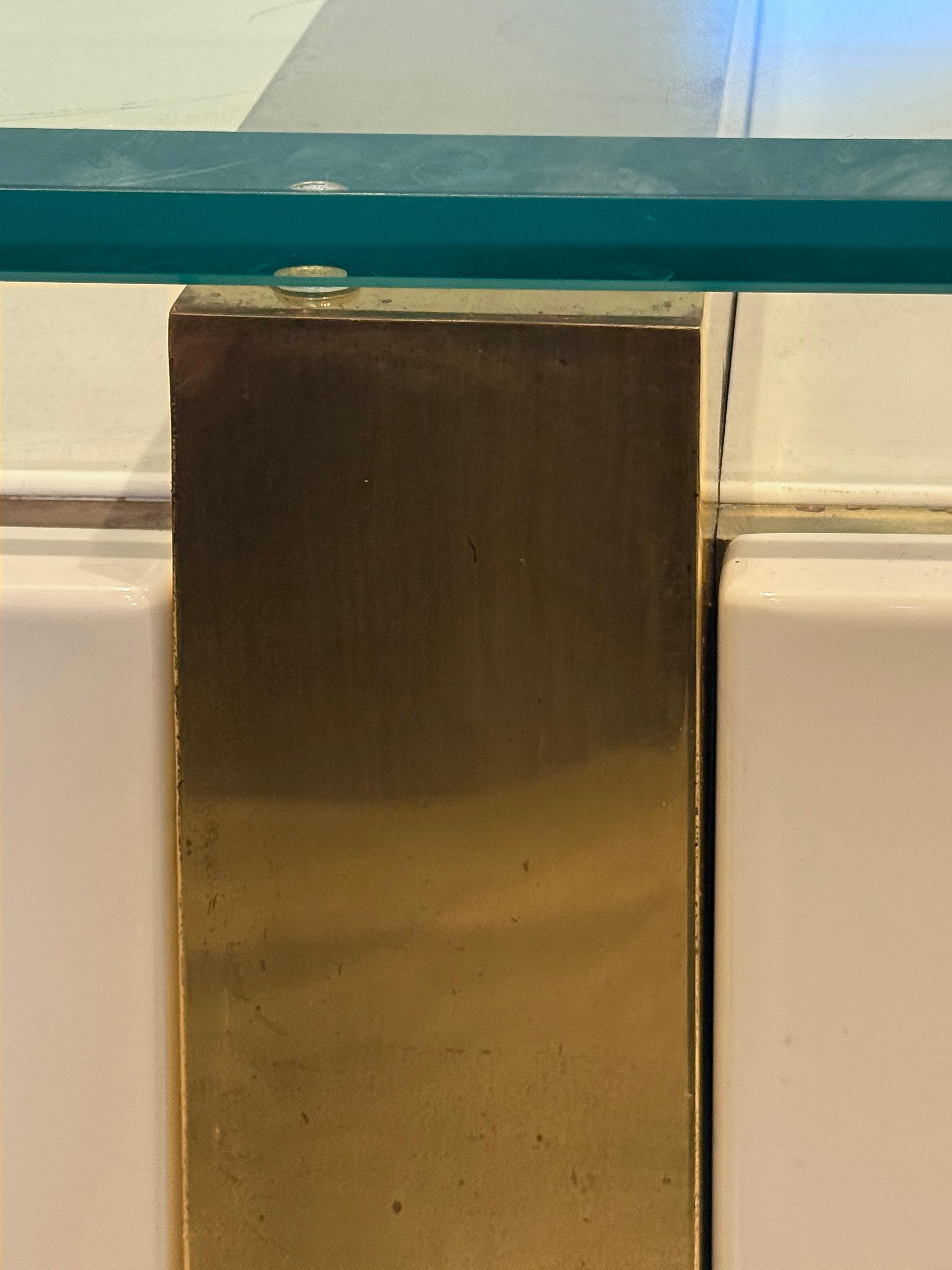 Credenza moderna di metà secolo, ottone e vetro, ispirata a Cardin in vendita 1