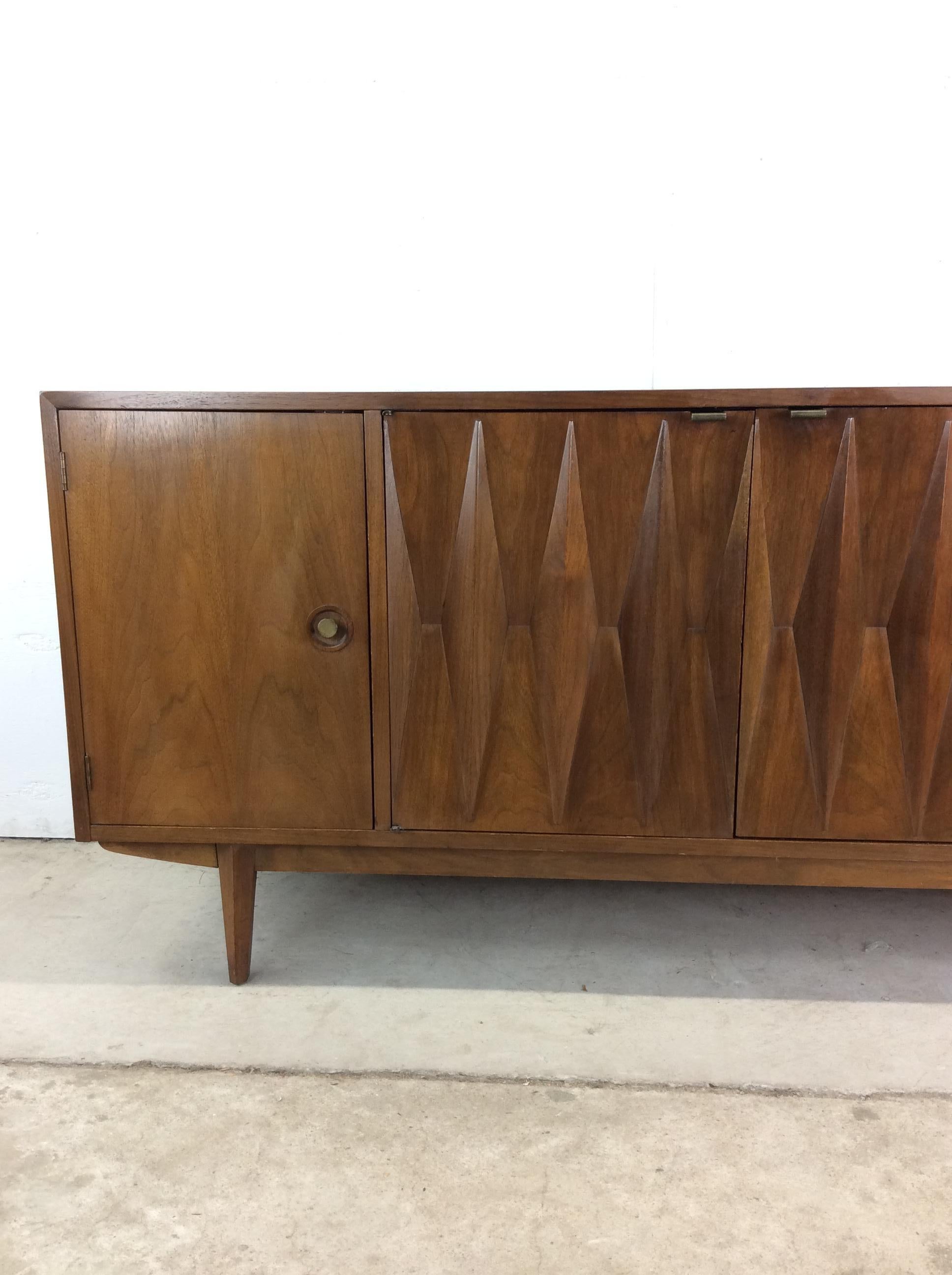 Cette crédence moderne du milieu du siècle, réalisée par Albert Parvin pour American of Martinsville, se caractérise par une construction en bois dur, un placage en noyer avec une finition originale, quatre portes de placard avec une façade en