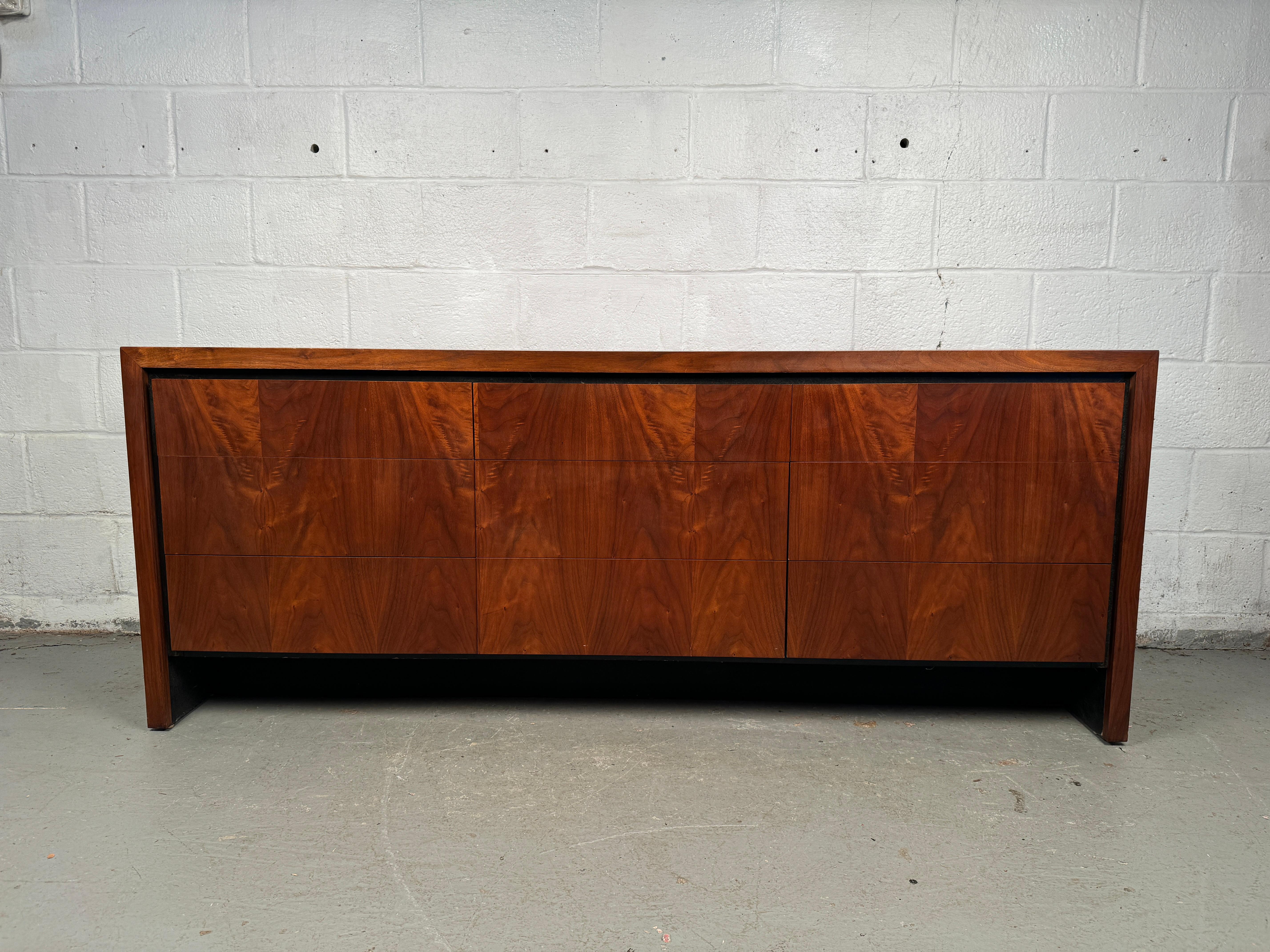Splendido comò a sei cassetti in stile mid-century modern dell'acclamata Collection'S di Dillingham, progettata dal famoso designer americano Merton Gershun.

Realizzato negli anni '60, questo pezzo unisce forma e funzione con una silhouette