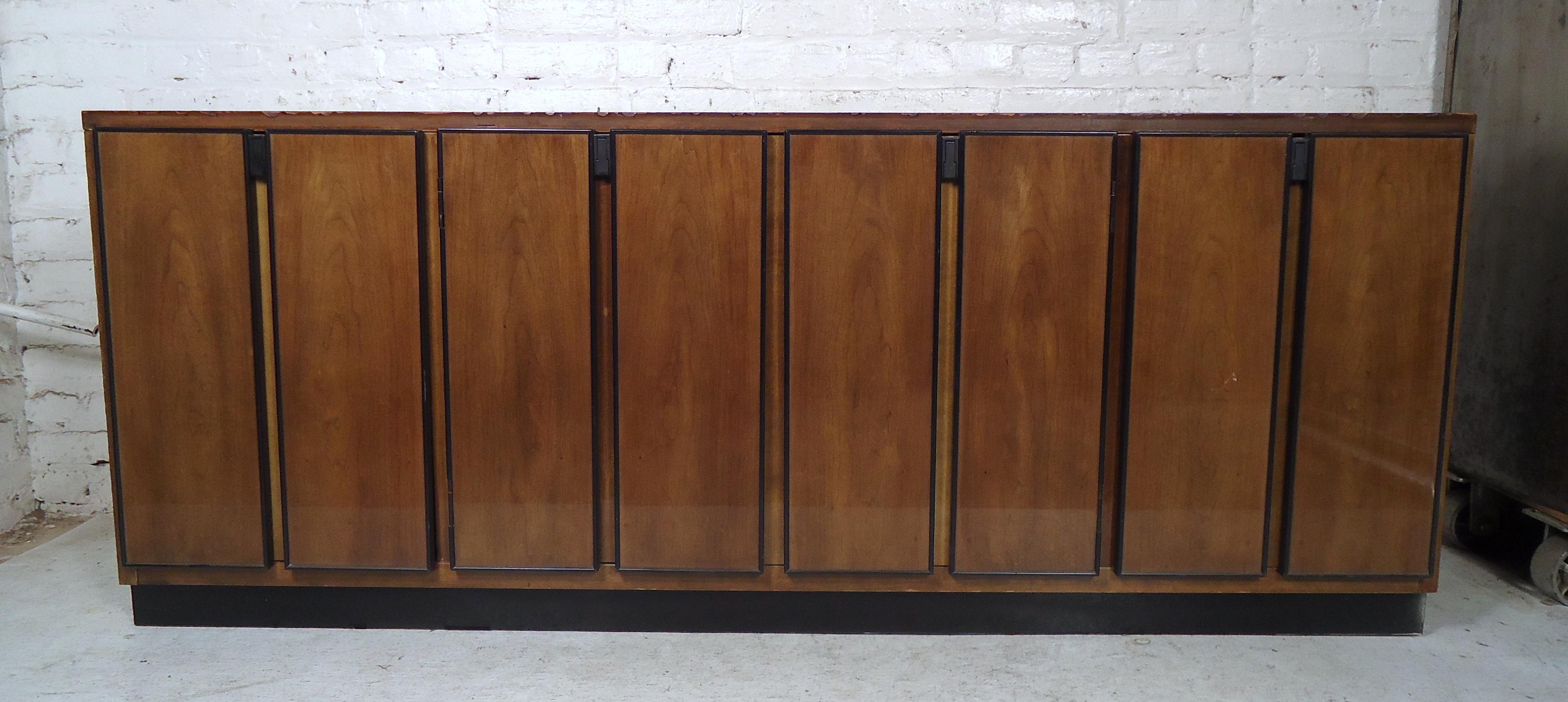 Gorgeous vintage modern laquered dresser by Henredon featuring five drawers and two shelves behind four doors. 

(Please confirm item location-NY or NJ, with dealer).




  
