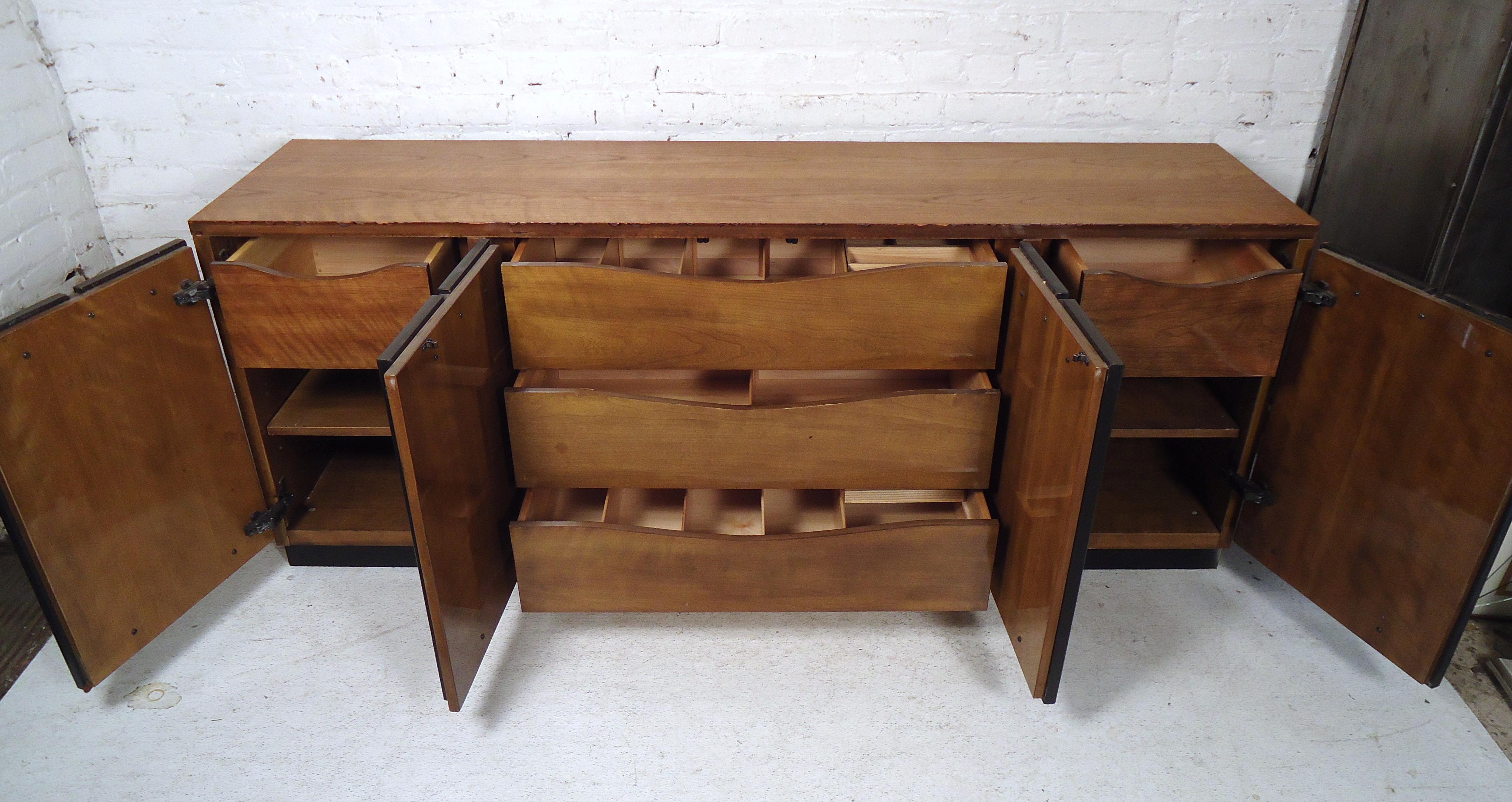 Mid-Century Modern Credenza by Henredon For Sale 2