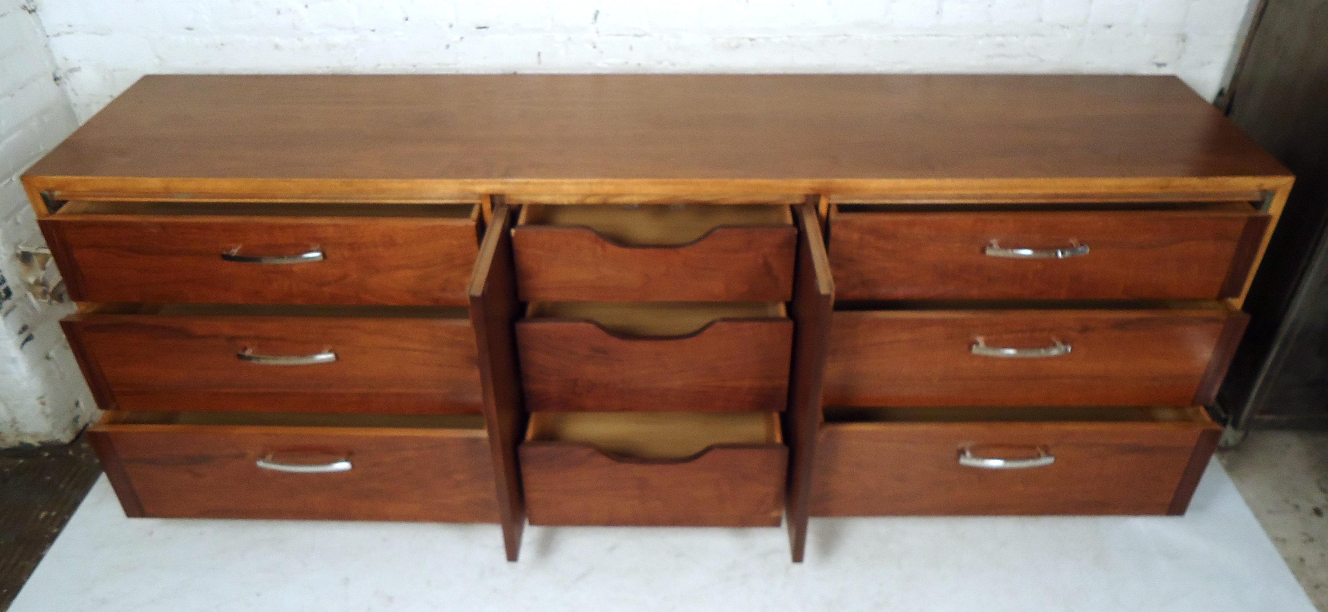 Mid-Century Modern Credenza by Lane For Sale 4