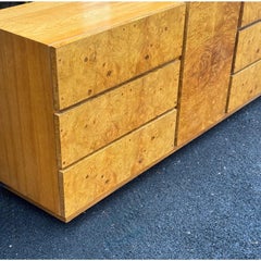 Credenza moderna di metà secolo di Lane Furniture. Cassa rivestita in radica riccamente figurata