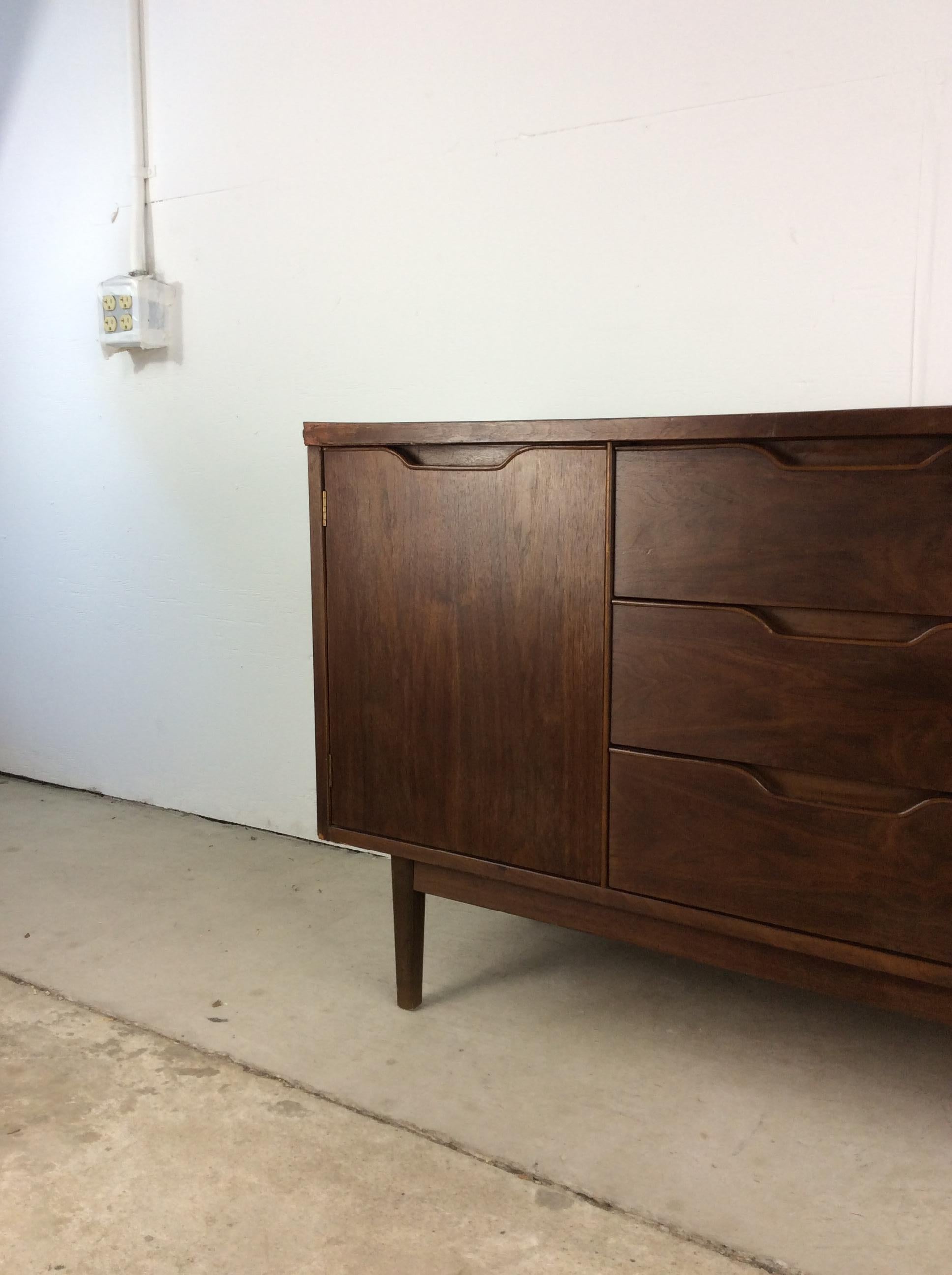 Mid-Century Modern Credenza by Stanley Furniture In Good Condition For Sale In Freehold, NJ