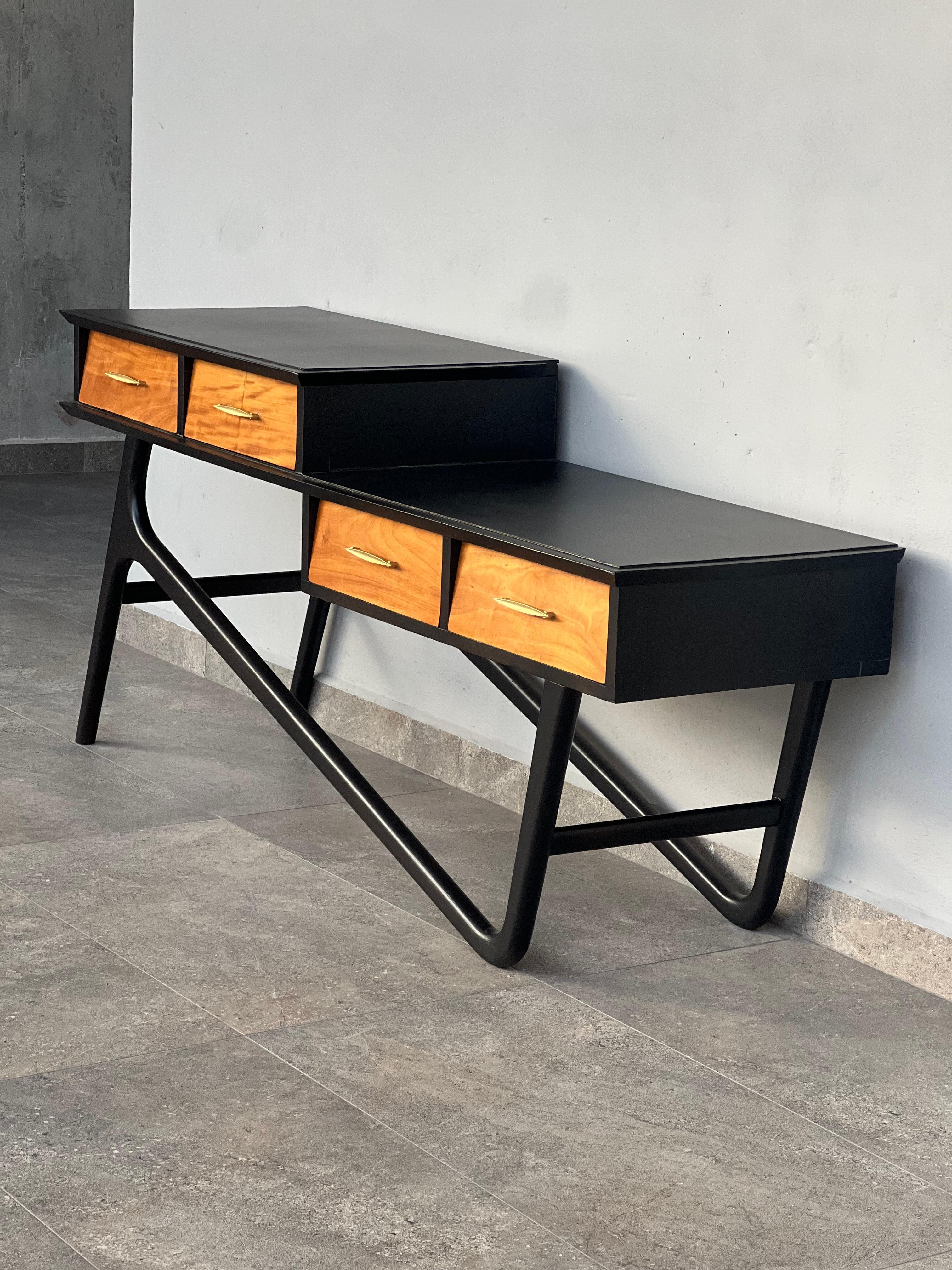 Spectaculaire conception moderniste à double hauteur. Ce qui servait autrefois de coiffeuse (elle comportait même un miroir et un tabouret) est aujourd'hui proposé comme crédence afin qu'elle soit la première impression de vos visiteurs lorsqu'ils