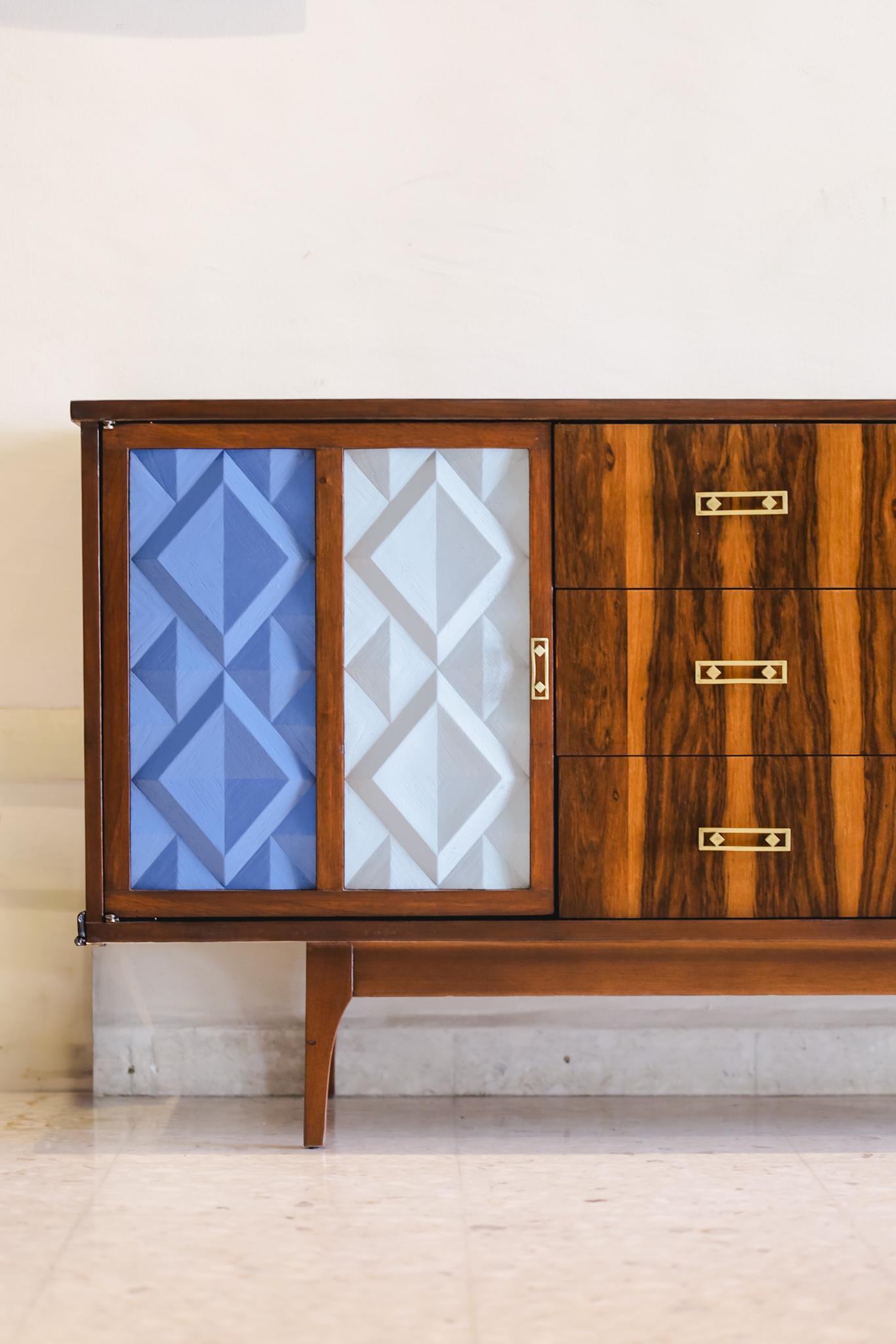 Credenza dei primi anni Settanta, con impiallacciatura in palissandro sui frontali, mogano sull'altro lato e maniglie in ottone.