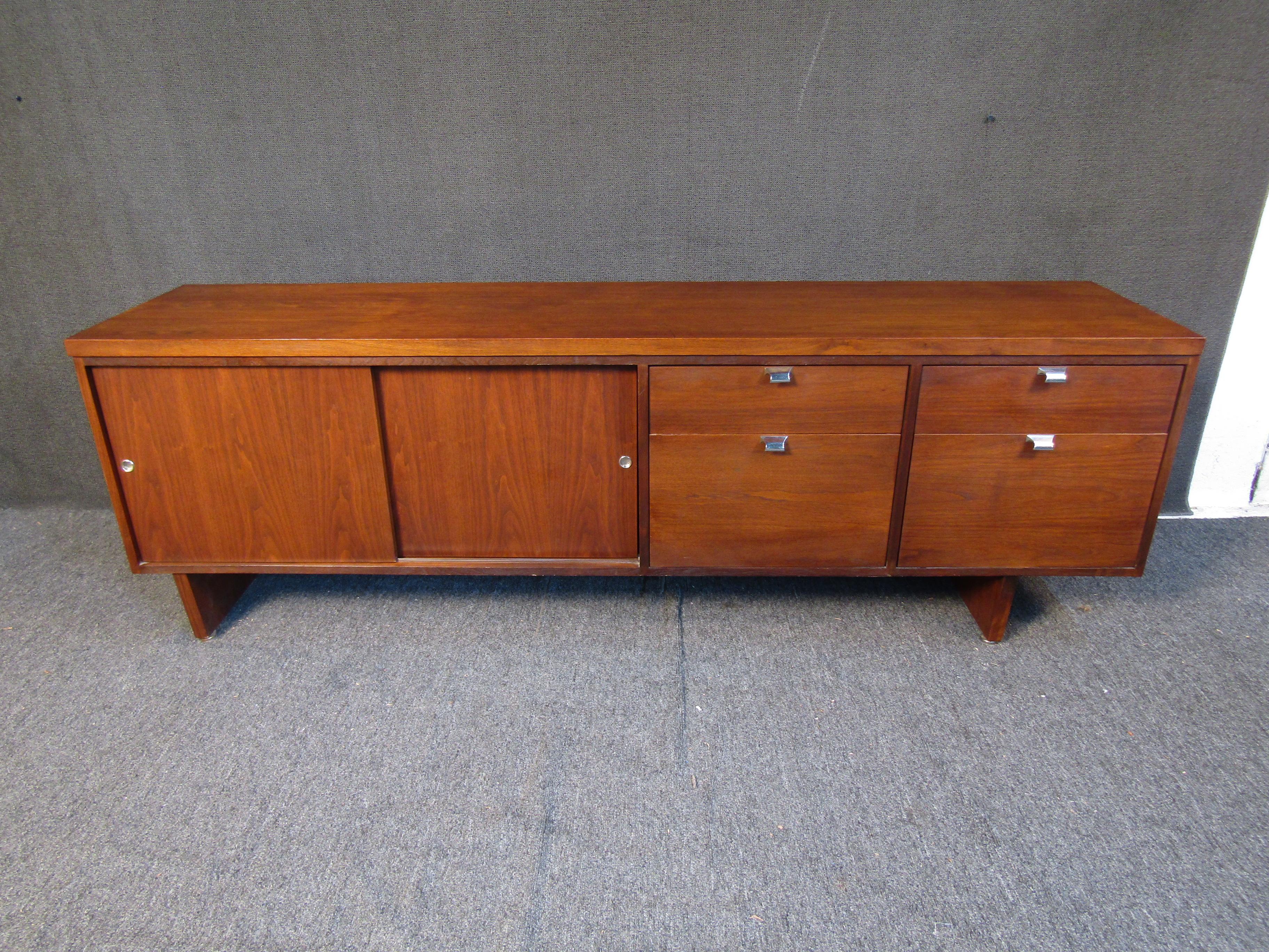 Mid-Century Modern Credenza  In Good Condition In Brooklyn, NY