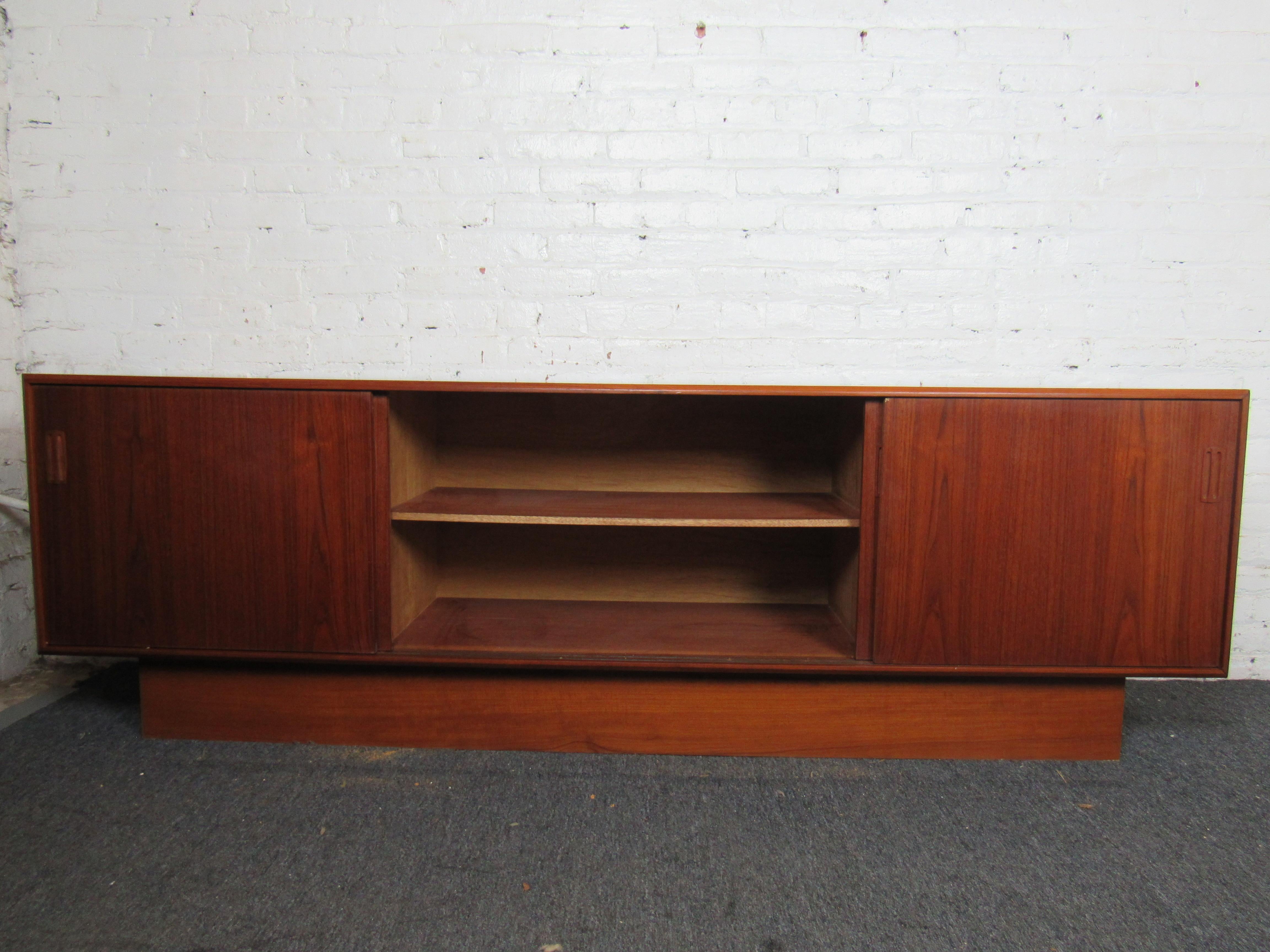 20th Century Mid-Century Modern Credenza For Sale