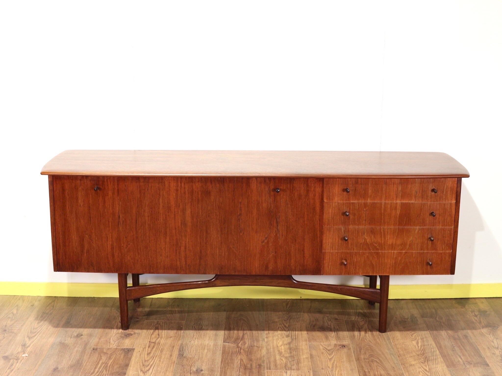 A truly stunning piece of furniture by British furniture make, Dalescraft. With a beautiful grain, striking legs, massicve amount of storage this crednza has it all and would look great in any space.