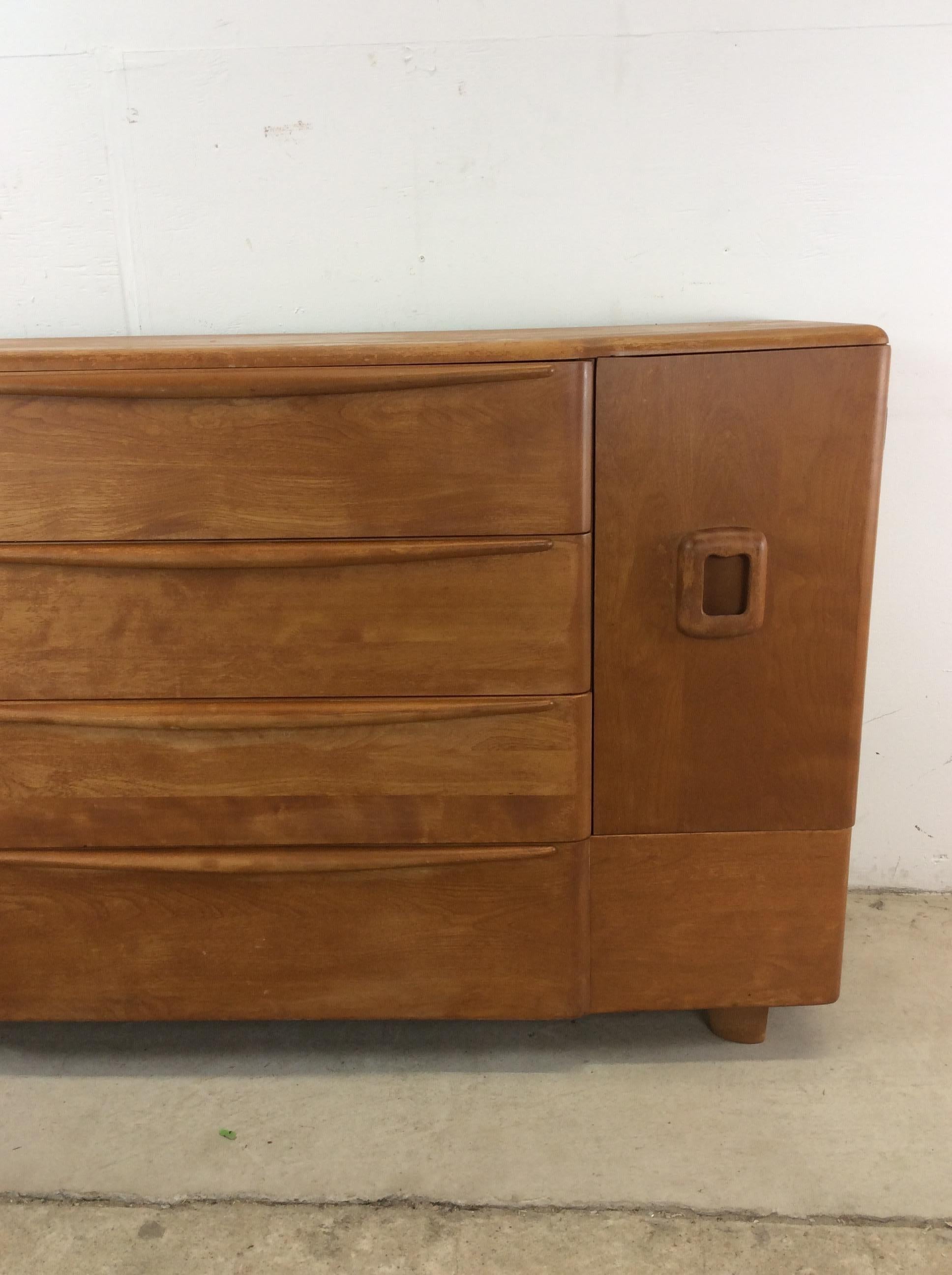 Mid Century Modern Credenza with Drawers & Cabinets by Heywood Wakefield (Moderne der Mitte des Jahrhunderts) im Angebot
