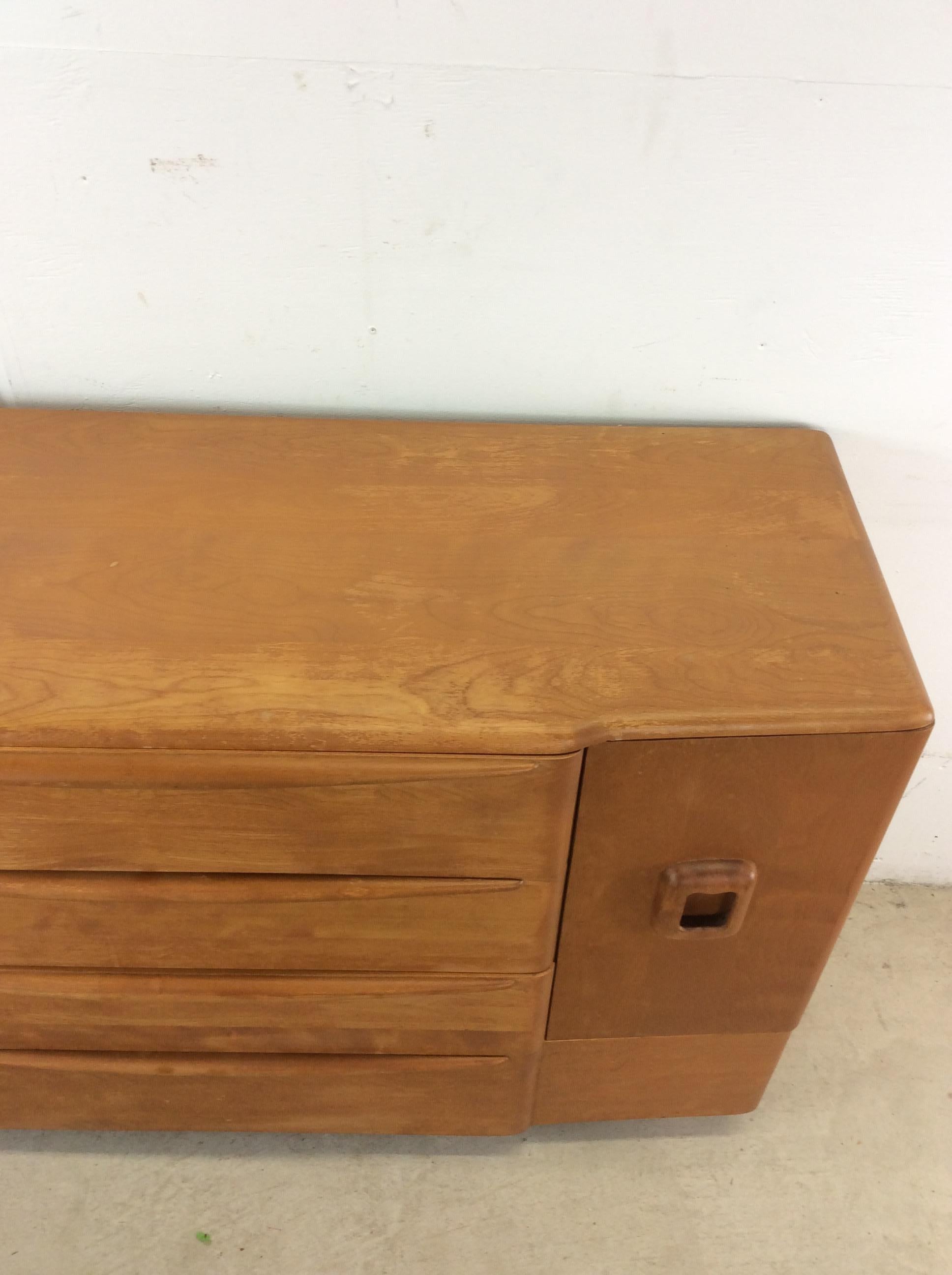 Mid Century Modern Credenza with Drawers & Cabinets by Heywood Wakefield im Zustand „Relativ gut“ im Angebot in Freehold, NJ