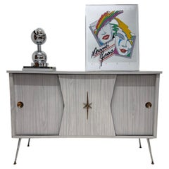 Crédence moderne du milieu du siècle avec tirette en étoile et pieds métalliques fuselés