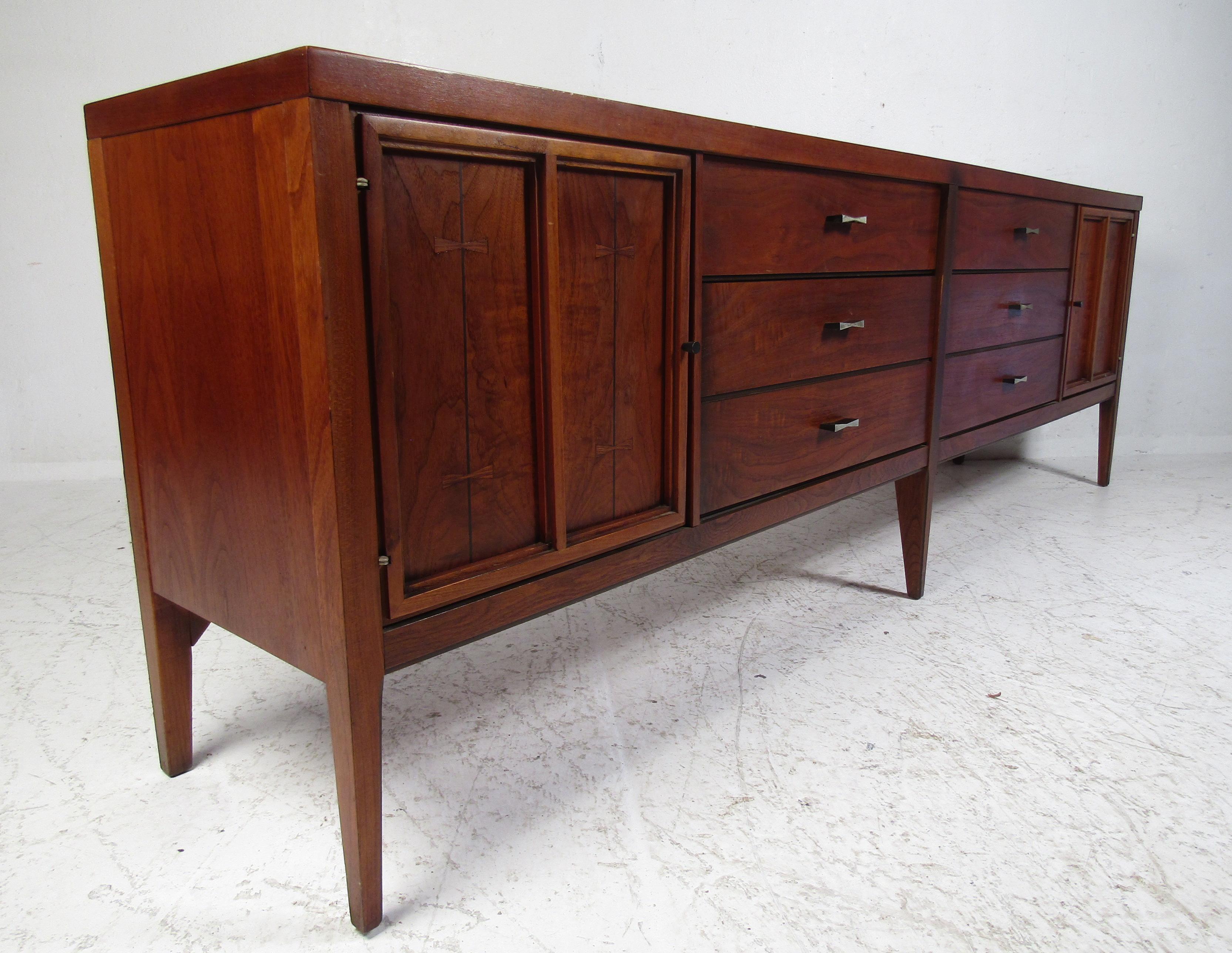 Mid-Century Modern Credenza with Topper by Lane In Good Condition For Sale In Brooklyn, NY