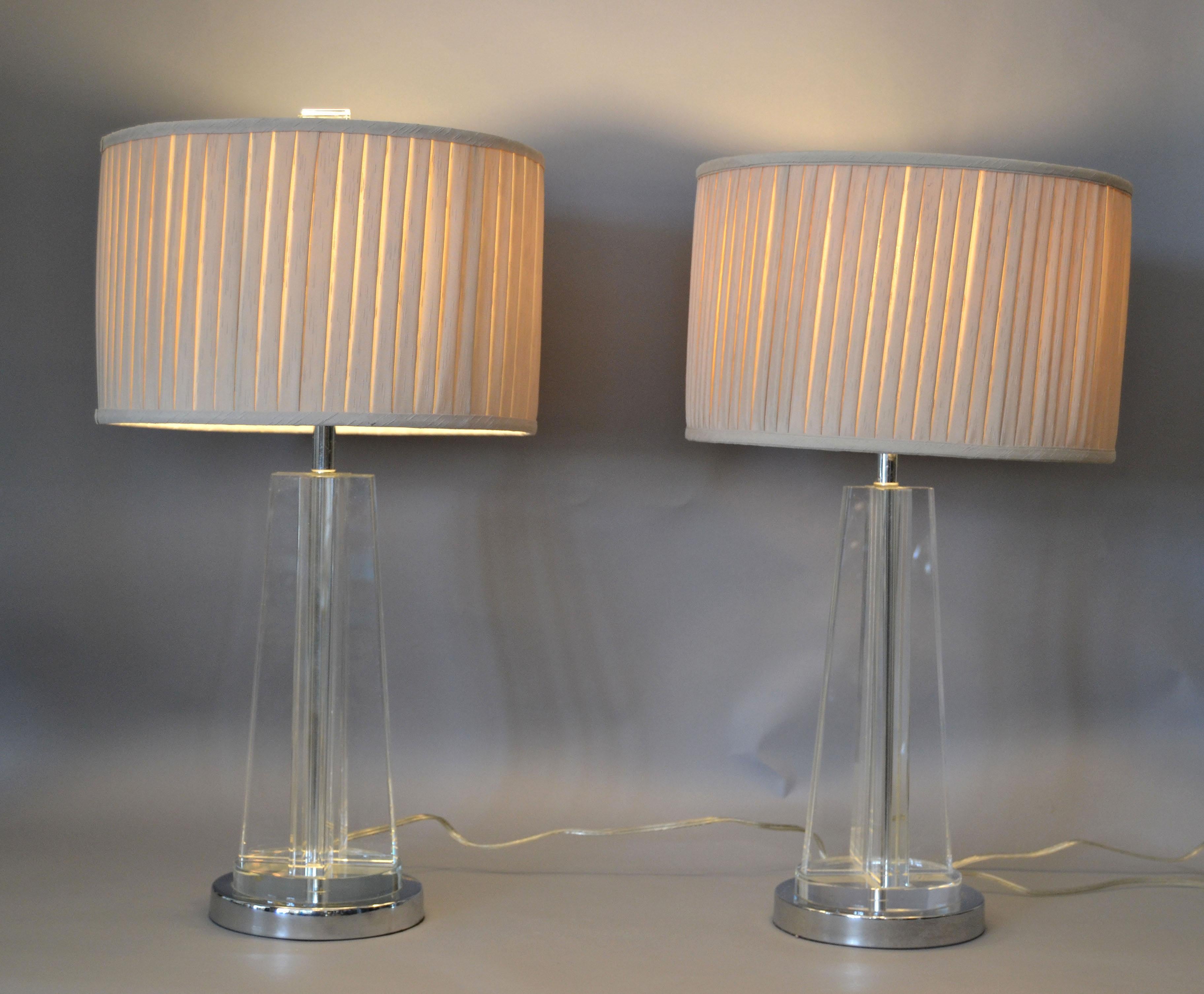 A pair of Mid-Century Modern cross crystal and chrome table lamps and Lucite finials.
The cross-crystal column in the center is mounted on a round chrome base.
In perfect working condition and each lamp takes a max. 60 watts light bulb.
They look