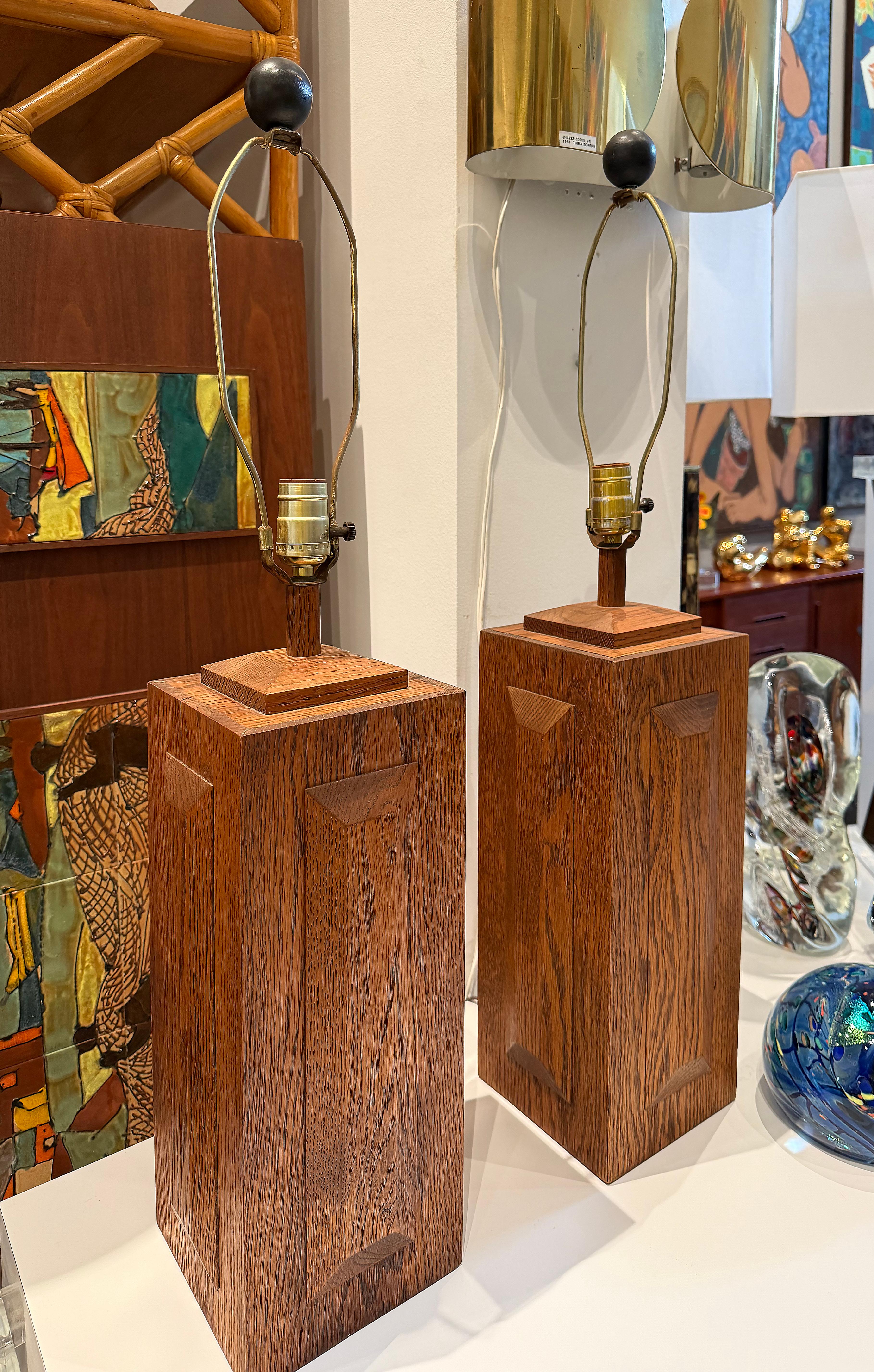 Paire de lampes de table en bois de chêne taillé en croix du milieu du siècle dernier
Nous proposons à la vente une paire de lampes de table en bois de style moderne du milieu du siècle, avec des niveaux de bois en relief et biseautés. Nous pensons
