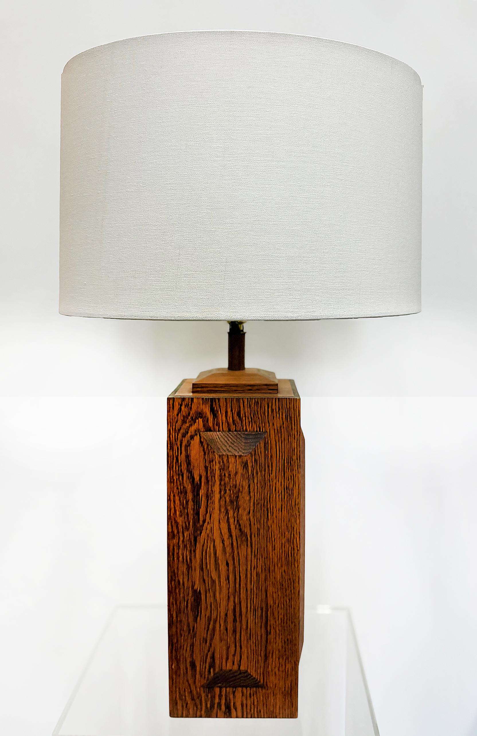 Paire de lampes de table en bois de chêne taillé en croix du milieu du siècle dernier Bon état - En vente à Miami, FL